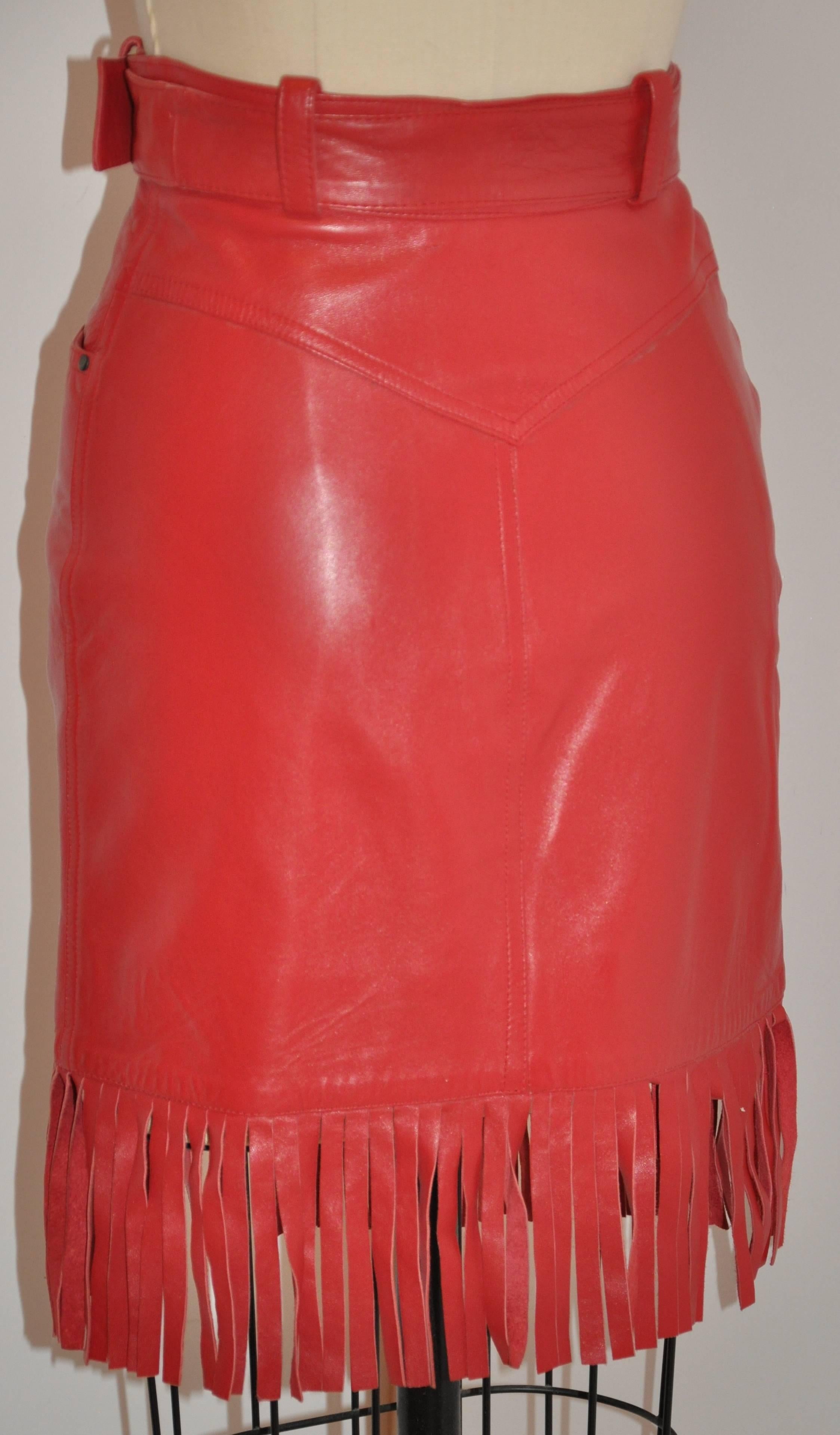 Rosso Gonna con cintura in pelle d'agnello con frange rosse di Claude Montana 