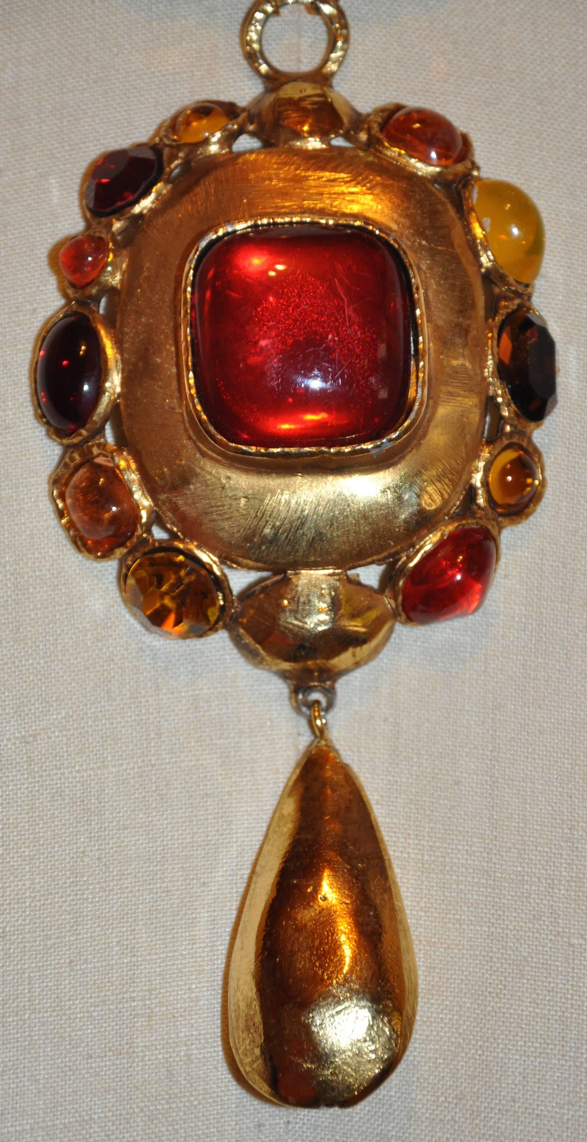           Le pendentif Emanuel Ungaro, merveilleusement méchant et impressionnant, est composé d'une énorme combinaison de verres à couler et de fausses pierres multicolores serties dans un pendentif en or doré. Il est associé à un collier tout