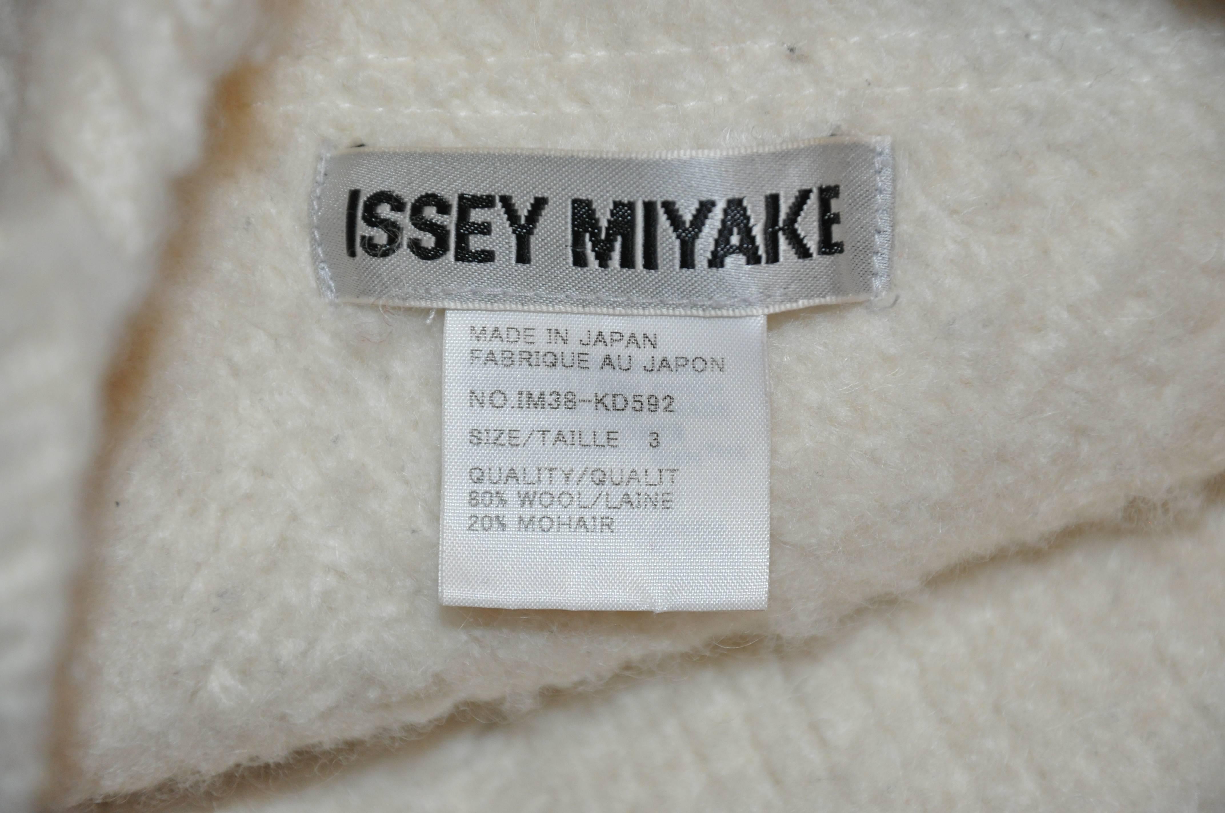         Issey Miyake beige detailed woven 