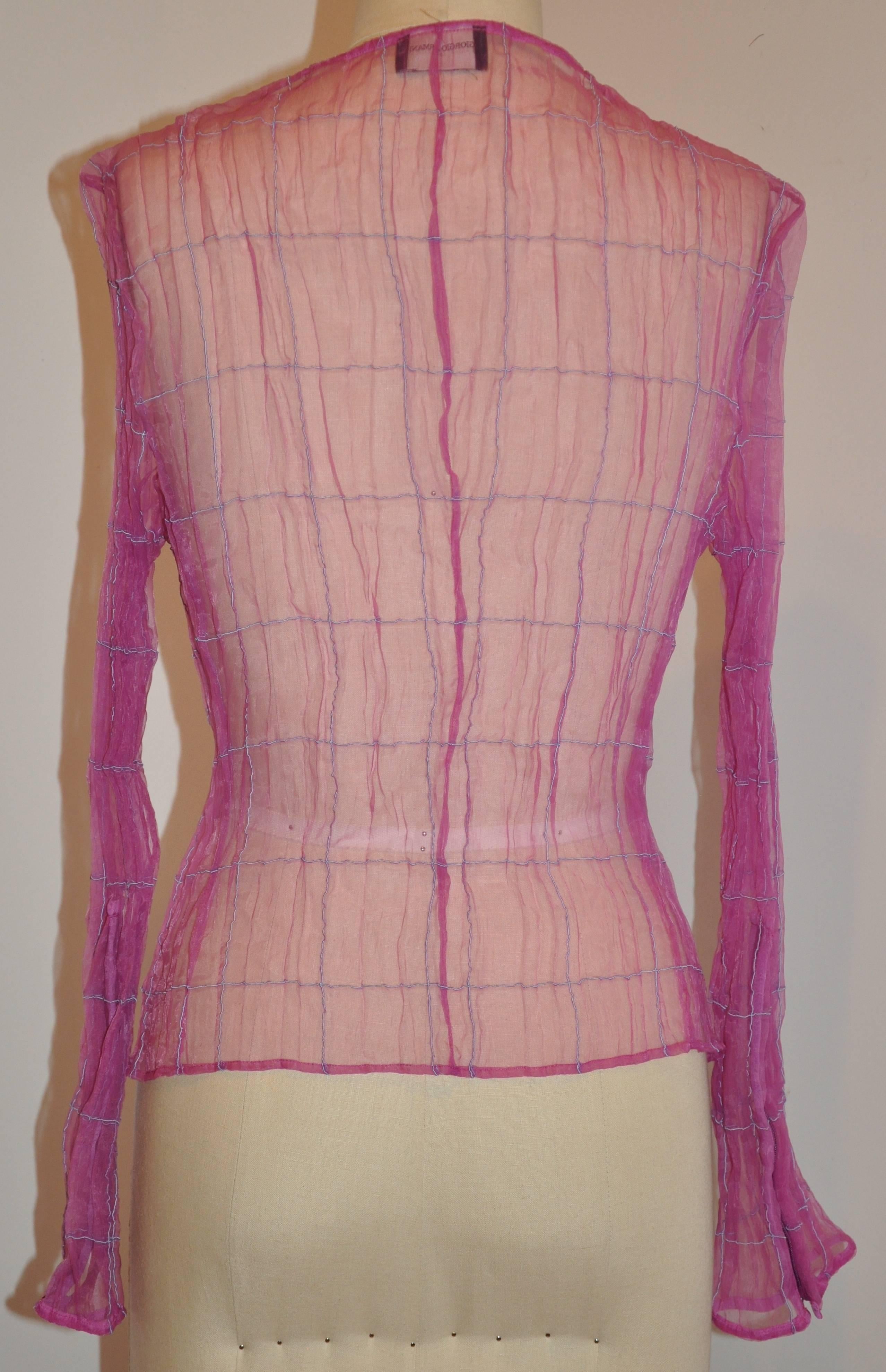        Il meraviglioso top fucsia con cerniera di Giorgio Armani è impreziosito da una micro corda di seta color lavanda intrecciata al fucsia. Le maniche sono dotate di una cerniera di 7 pollici su entrambe le maniche e sul centro davanti. La