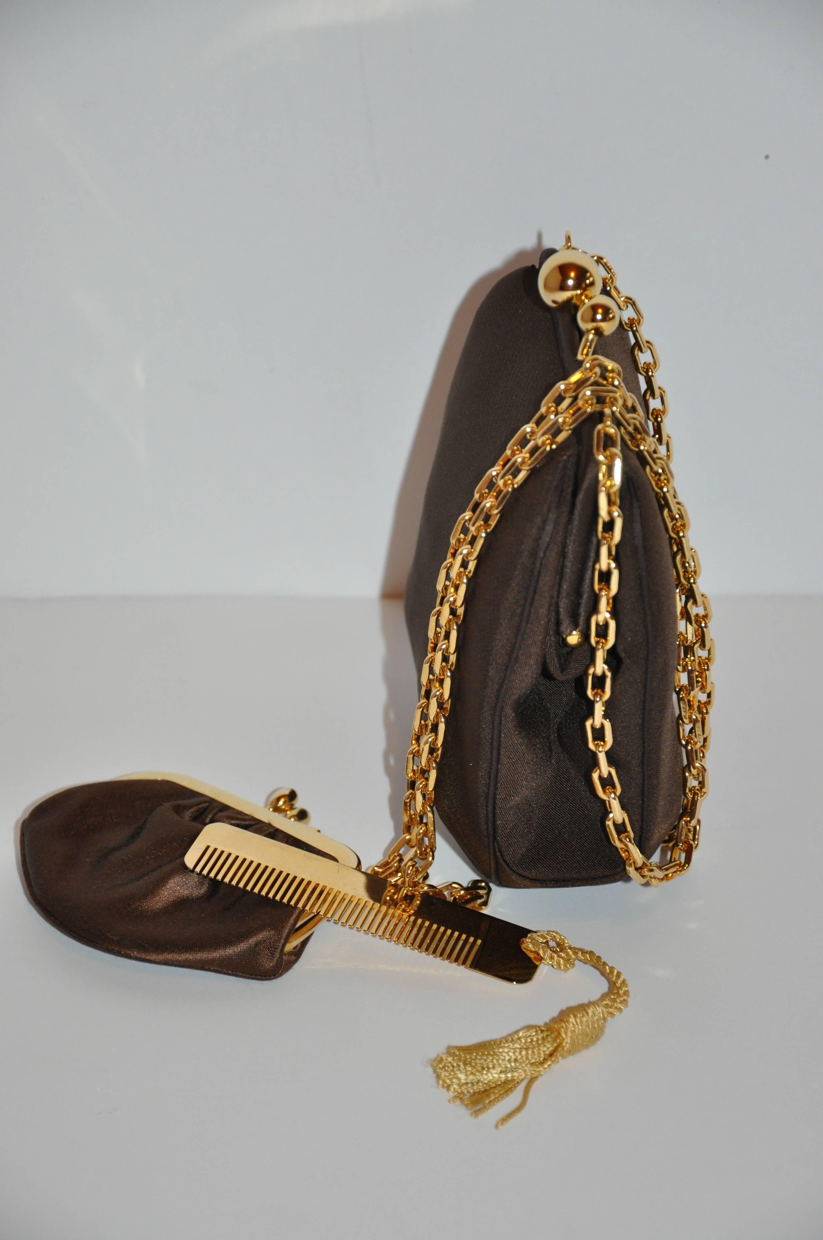         Le sac à bandoulière en soie marron coco texturée de Judith Leiber, à la fois fantaisiste et élégant, est rehaussé d'éléments en or vermeil. L'intérieur entièrement doublé est associé à un peigne en ferrures dorées qui est agrémenté d'un