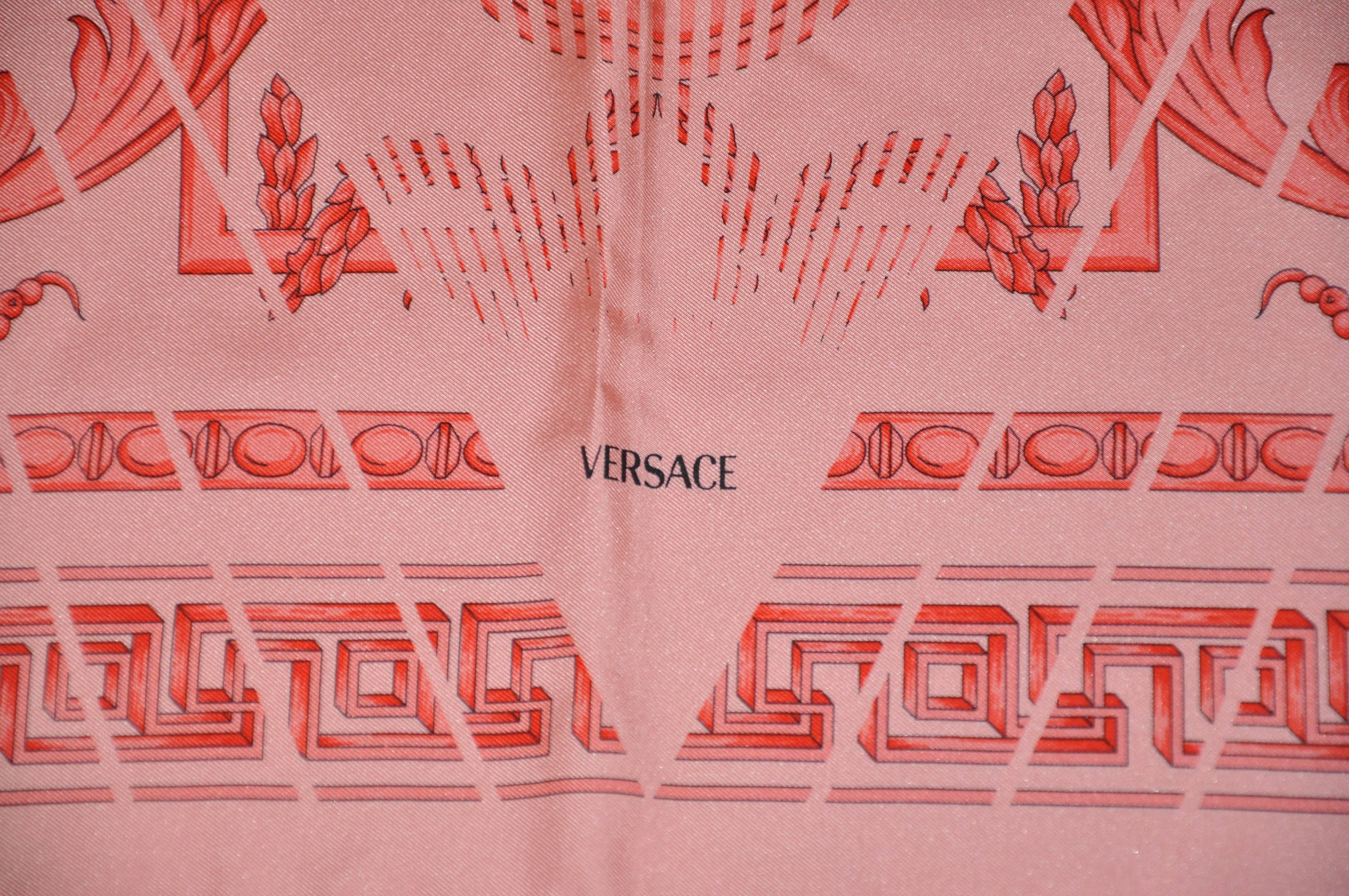 Écharpe en soie caractéristique « Shades of Coral » de Gianni Versace en vente 1