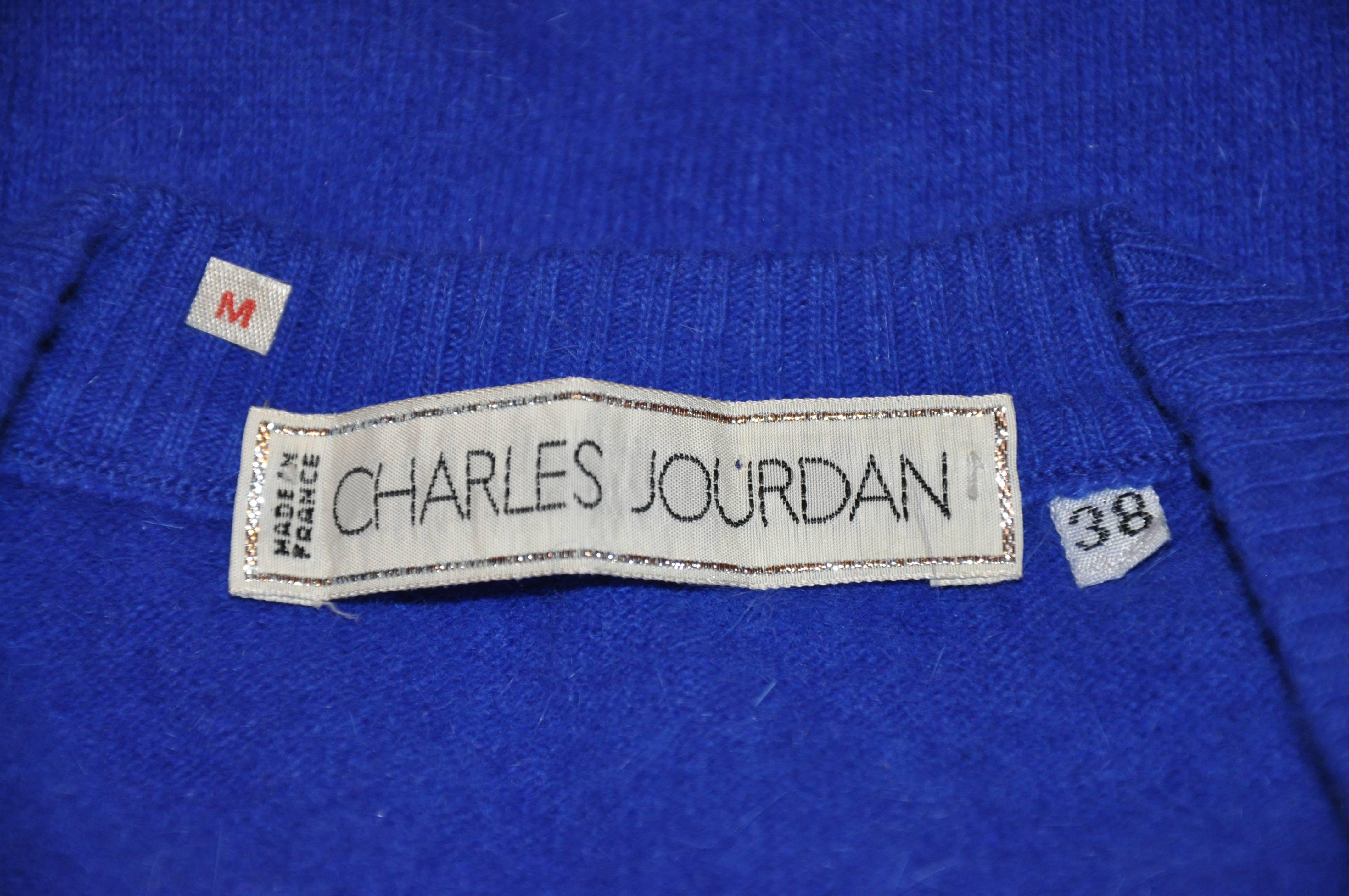        Le merveilleux cardigan Charles Jourdan à col en V et boutons sur le devant, en bleu marine, a cinq boutons sur le devant. L'épaule mesure 20 1/4