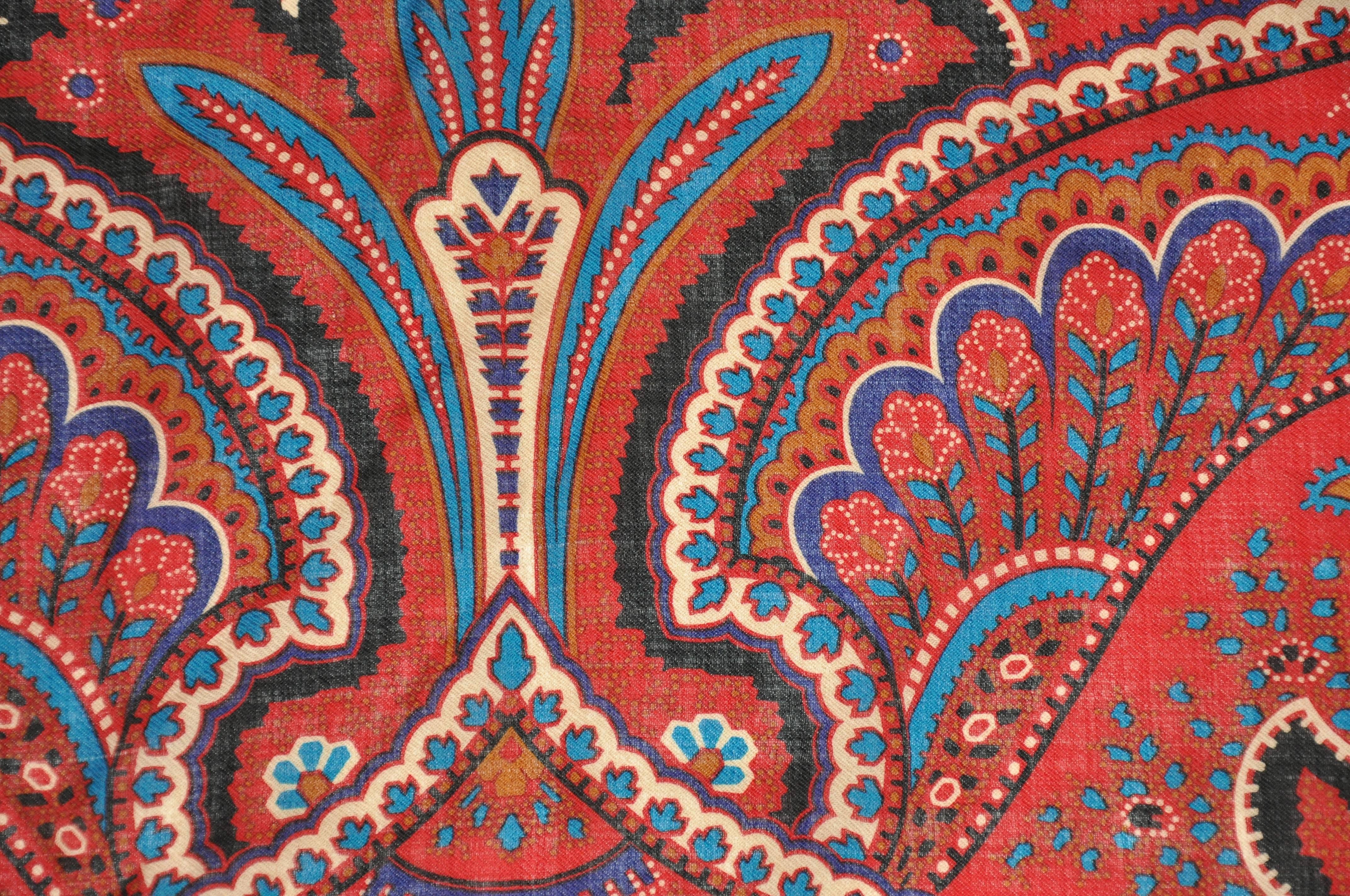        Le magnifique et élégant challis de laine Adrienne Vittadini à imprimé palsey multicolore est agrémenté de bords frangés et mesure 30 1/2
