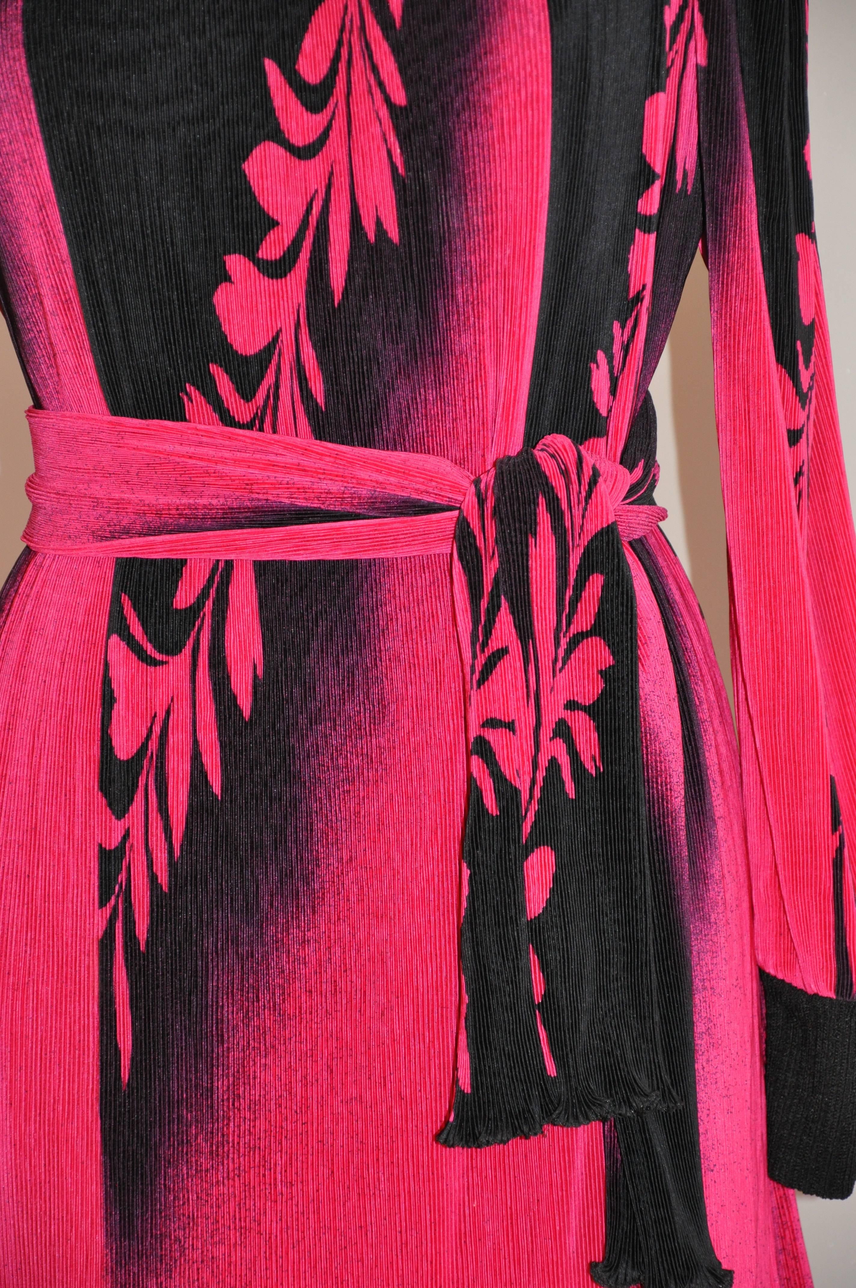 Virginie (Paris) Bold Fuchsia & Black Boatneck Accordian Dress with Self Tie Bel In Good Condition In New York, NY