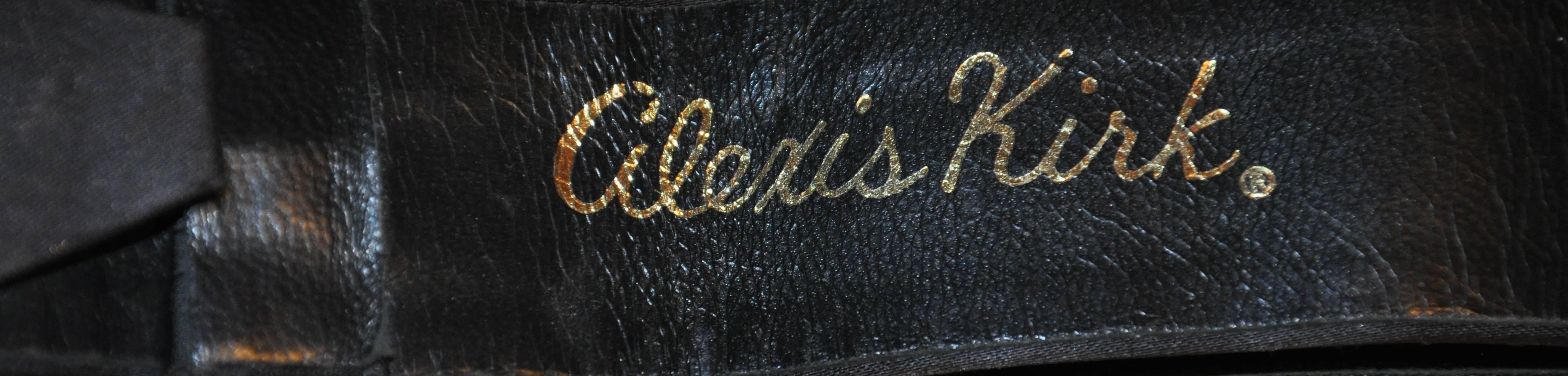         Alexis Kirk wunderbar detailliert große vergoldete Schnalle ist mit verkrusteten Strasssteinen detailliert. Die Schnalle ist auf der Rückseite signiert und graviert. Der verstellbare schwarze Seidensatin Gürtel misst 1 1/2
