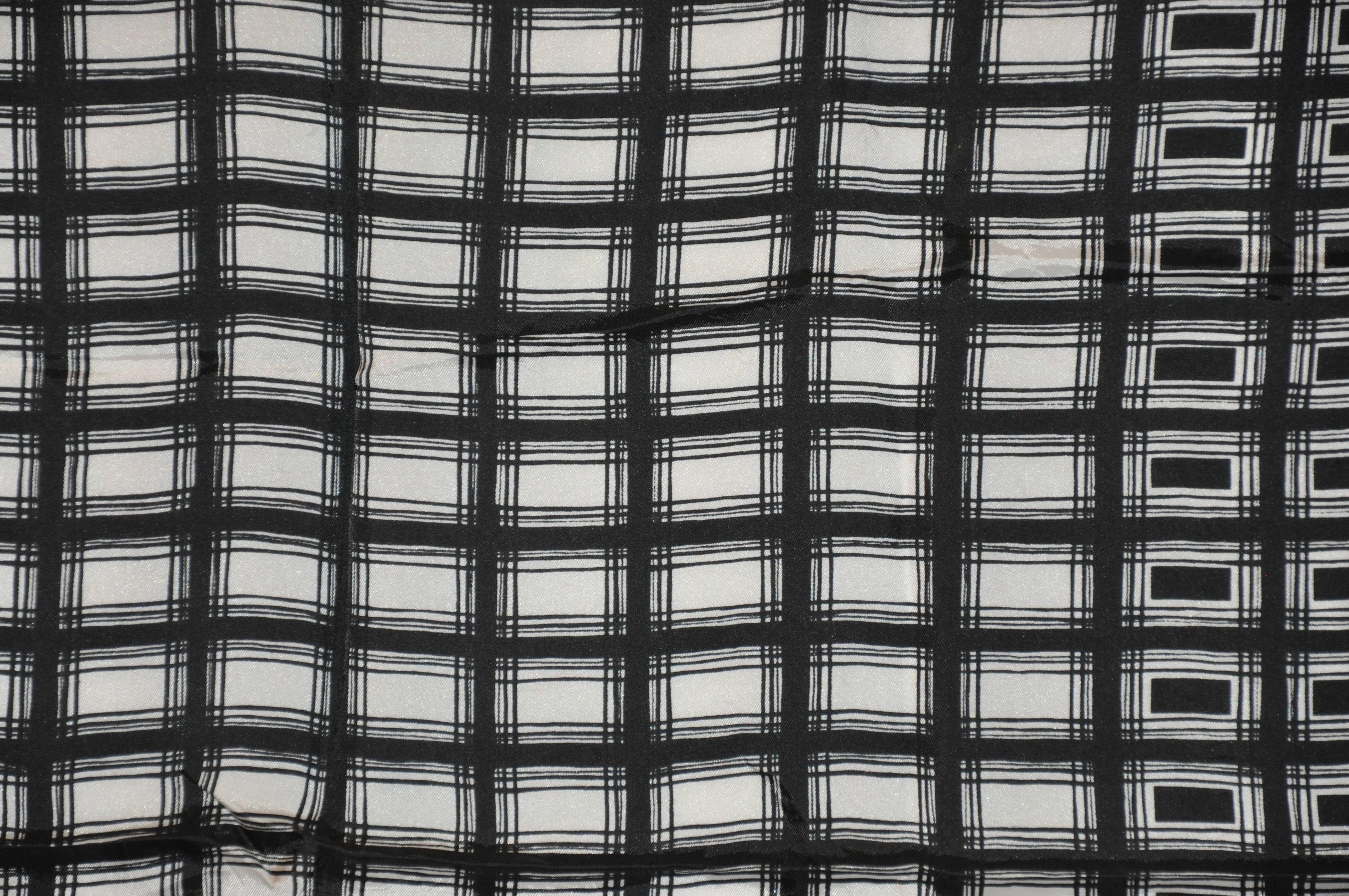Noir Vera - Écharpe abstraite noire et blanche en vente