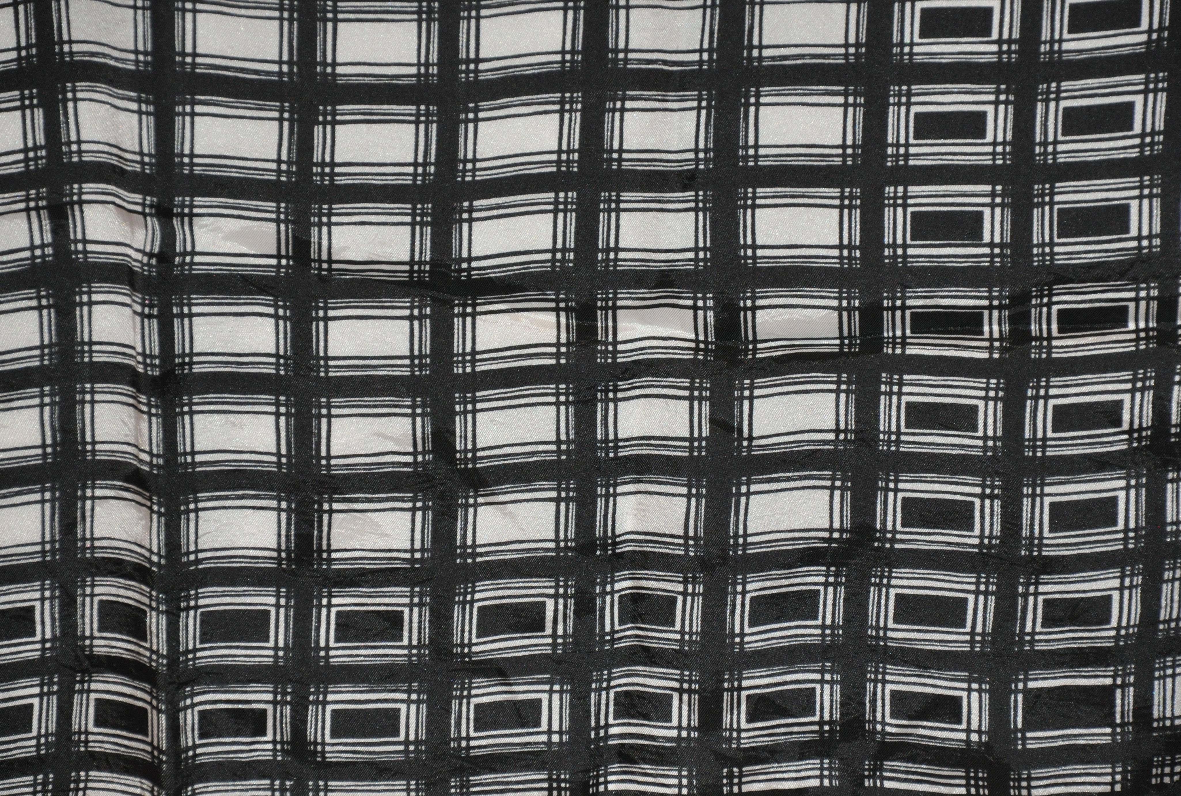 Vera Black & White Abstract Scarf In Good Condition For Sale In New York, NY