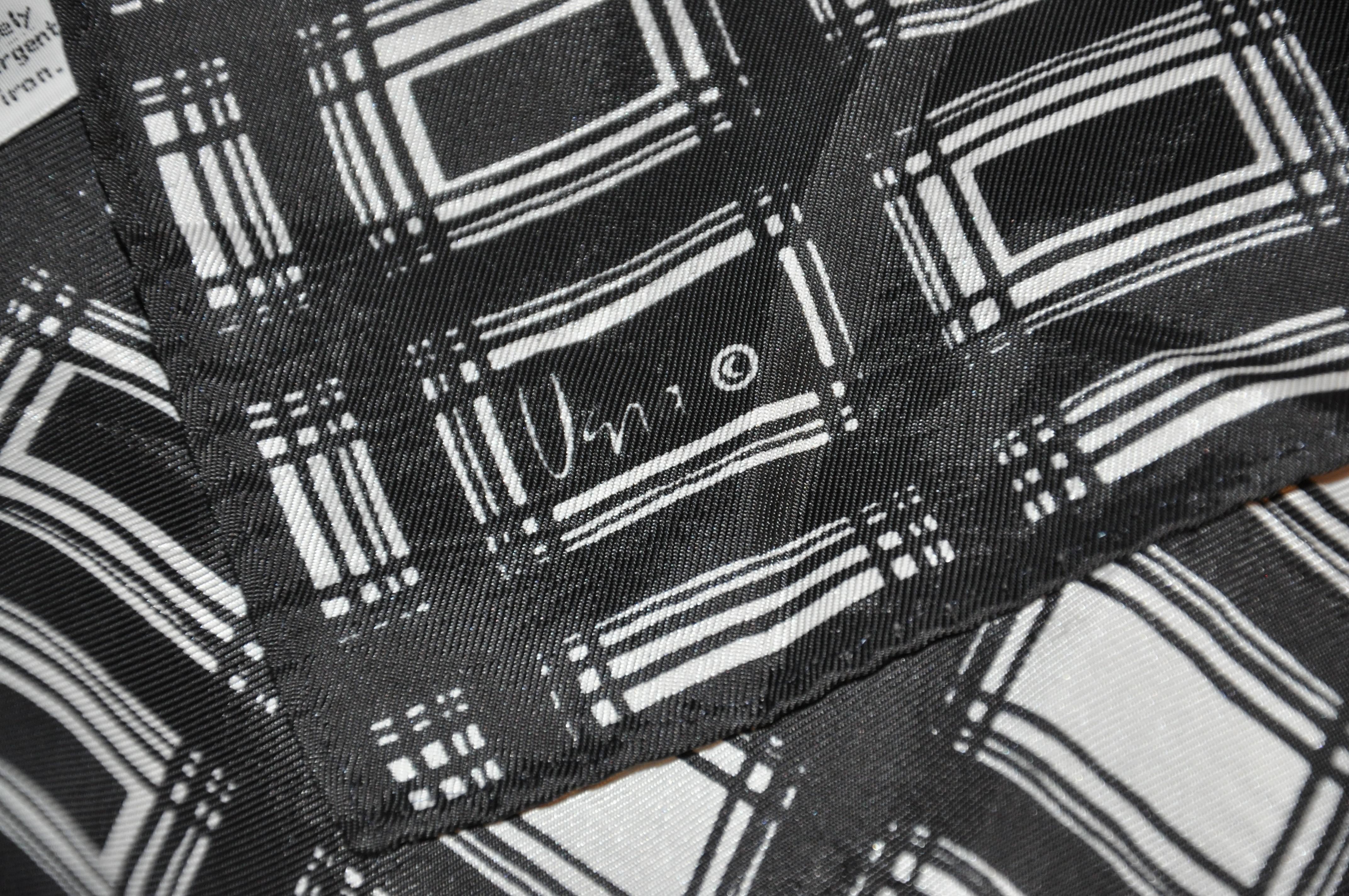 Women's or Men's Vera Black & White Abstract Scarf For Sale