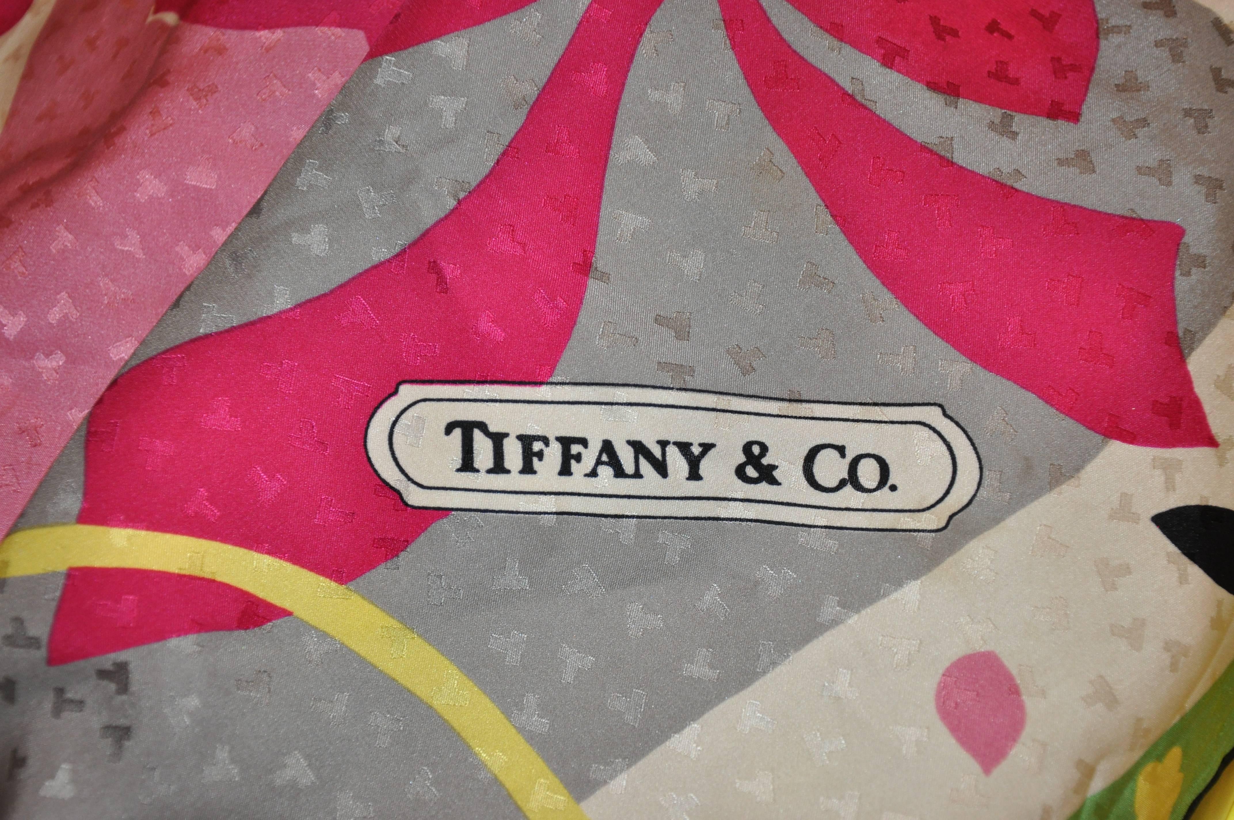        L'écharpe en crêpe de chine de Tiffany & Co, merveilleusement détaillée, est une abstraction multicolore et audacieuse. Elle mesure 34