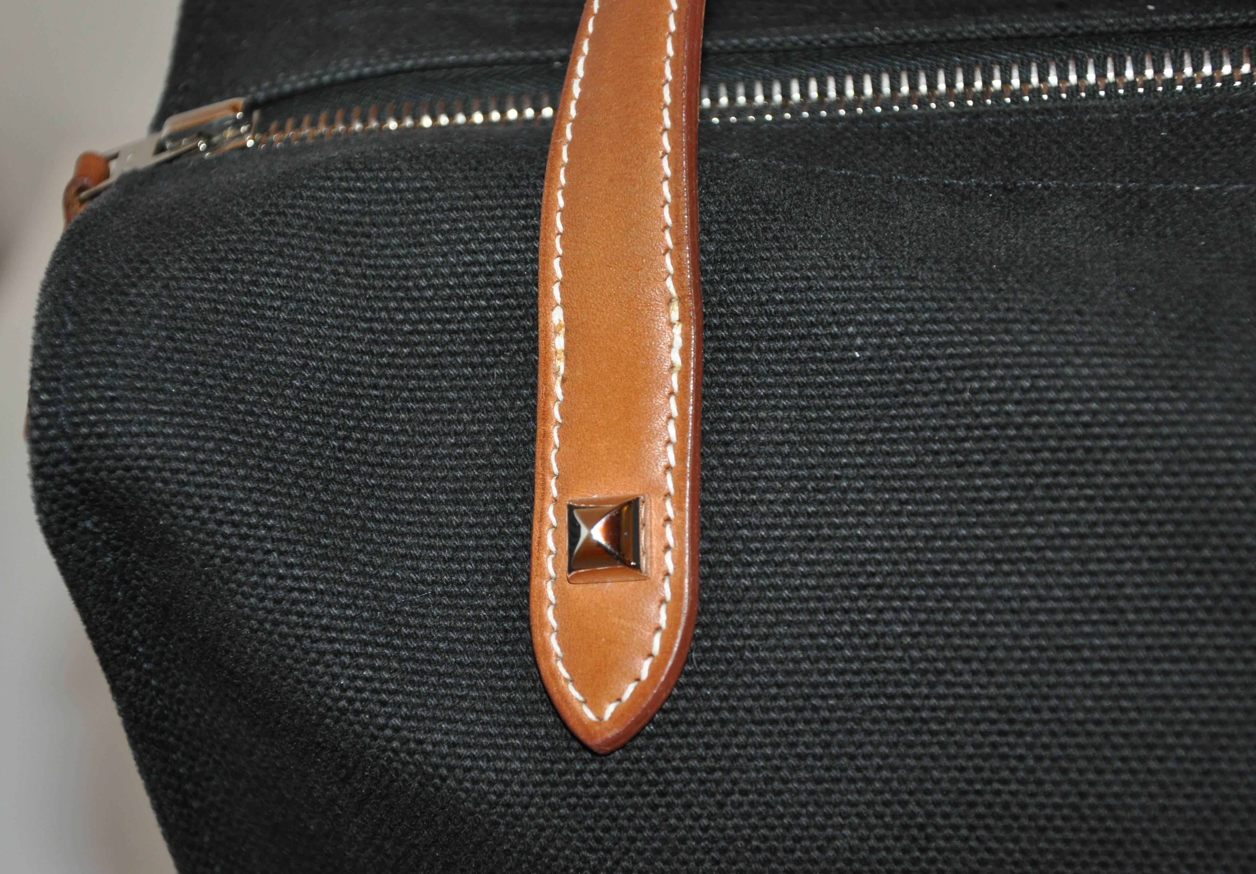 Hermes Reisetasche aus schwarzem Segeltuch  für Damen oder Herren im Angebot