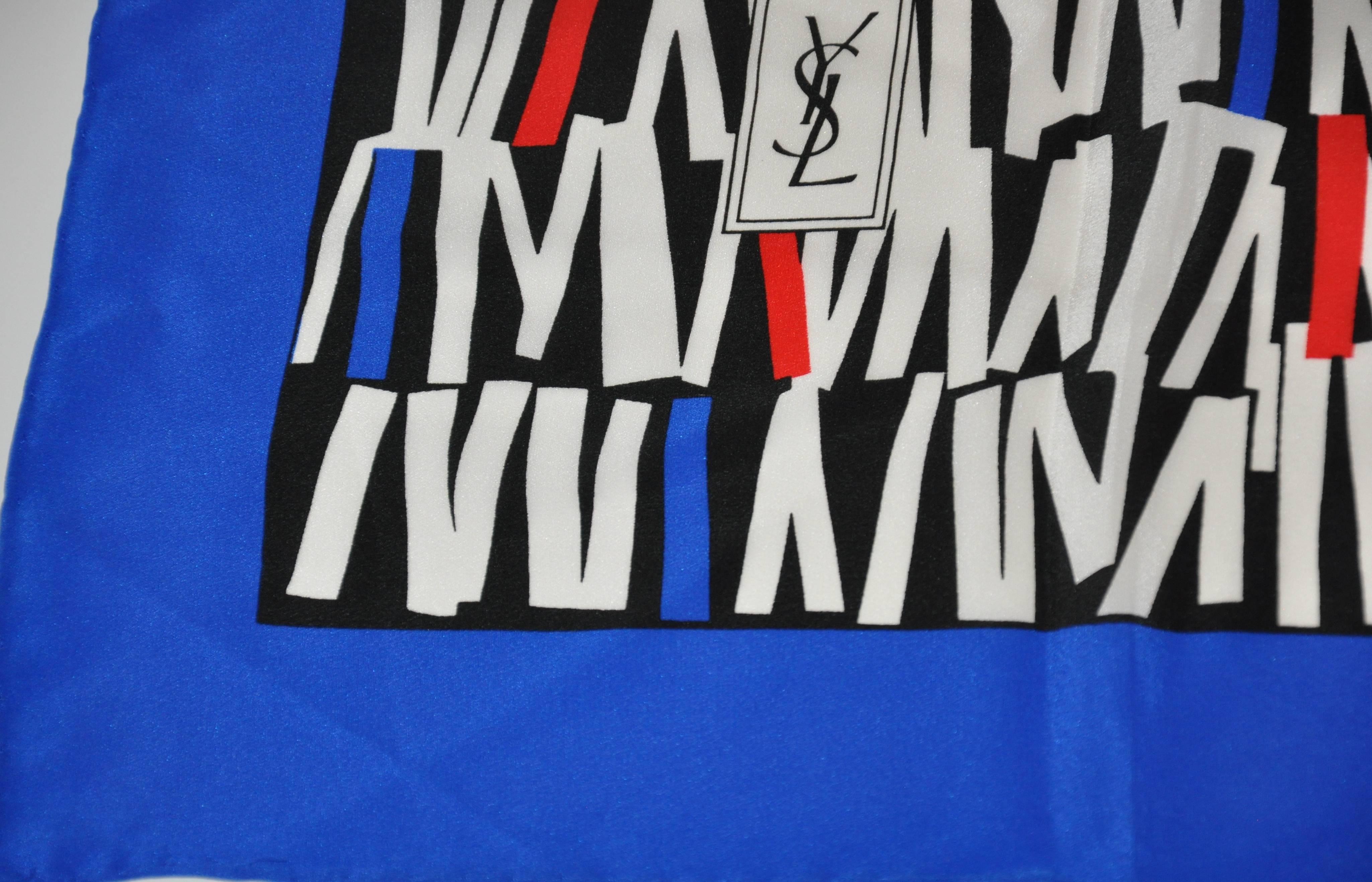 Yves Saint Laurent Mehrfarbiger Schal aus schwarzem, weißem, rotem und blauem Seidenkrepp di Chine (Violett) im Angebot