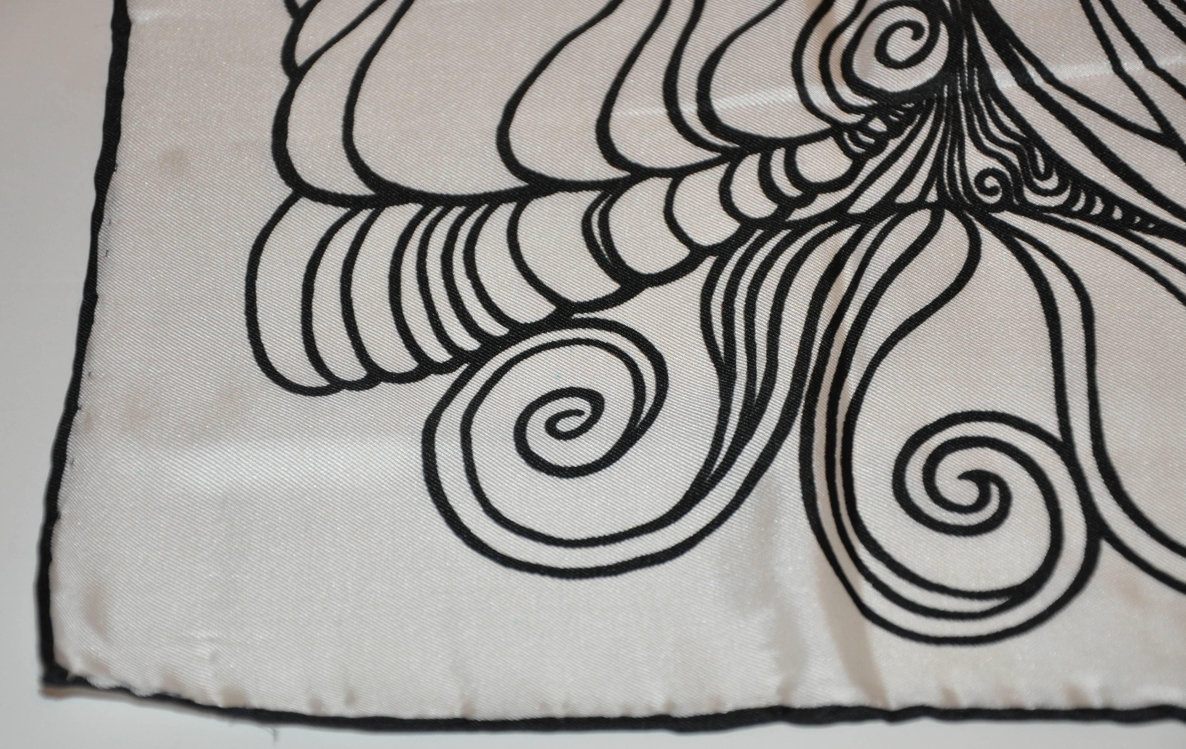        Ce rare foulard en soie noir et blanc Georgio Sant' Angelo, merveilleusement détaillé, est fini avec des bords roulés à la main et mesure 23