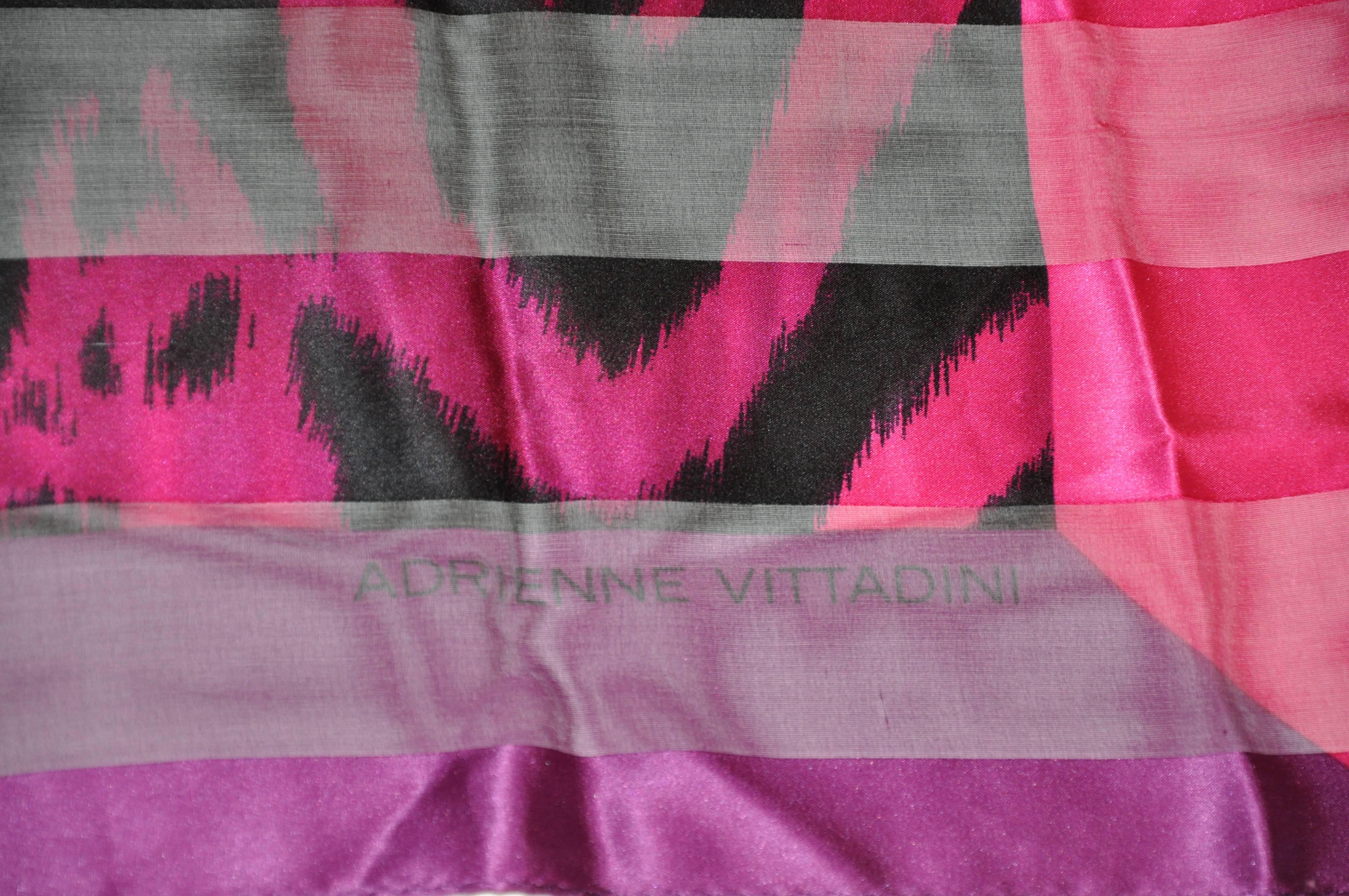 Rose Adrienne Vittadini - Écharpe multicolore fuchsia et noire en soie et mousseline de soie en vente