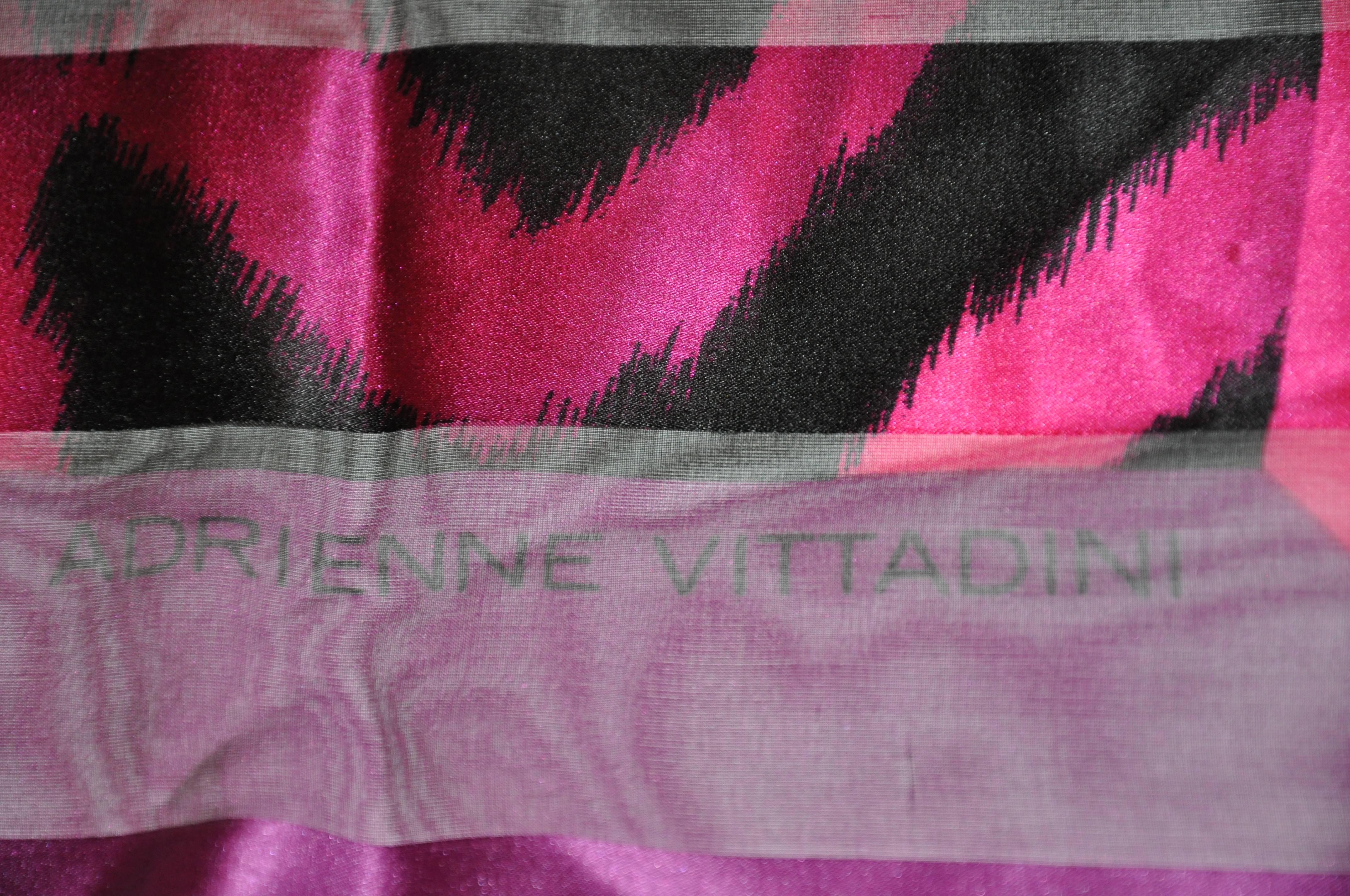Adrienne Vittadini - Écharpe multicolore fuchsia et noire en soie et mousseline de soie Bon état - En vente à New York, NY