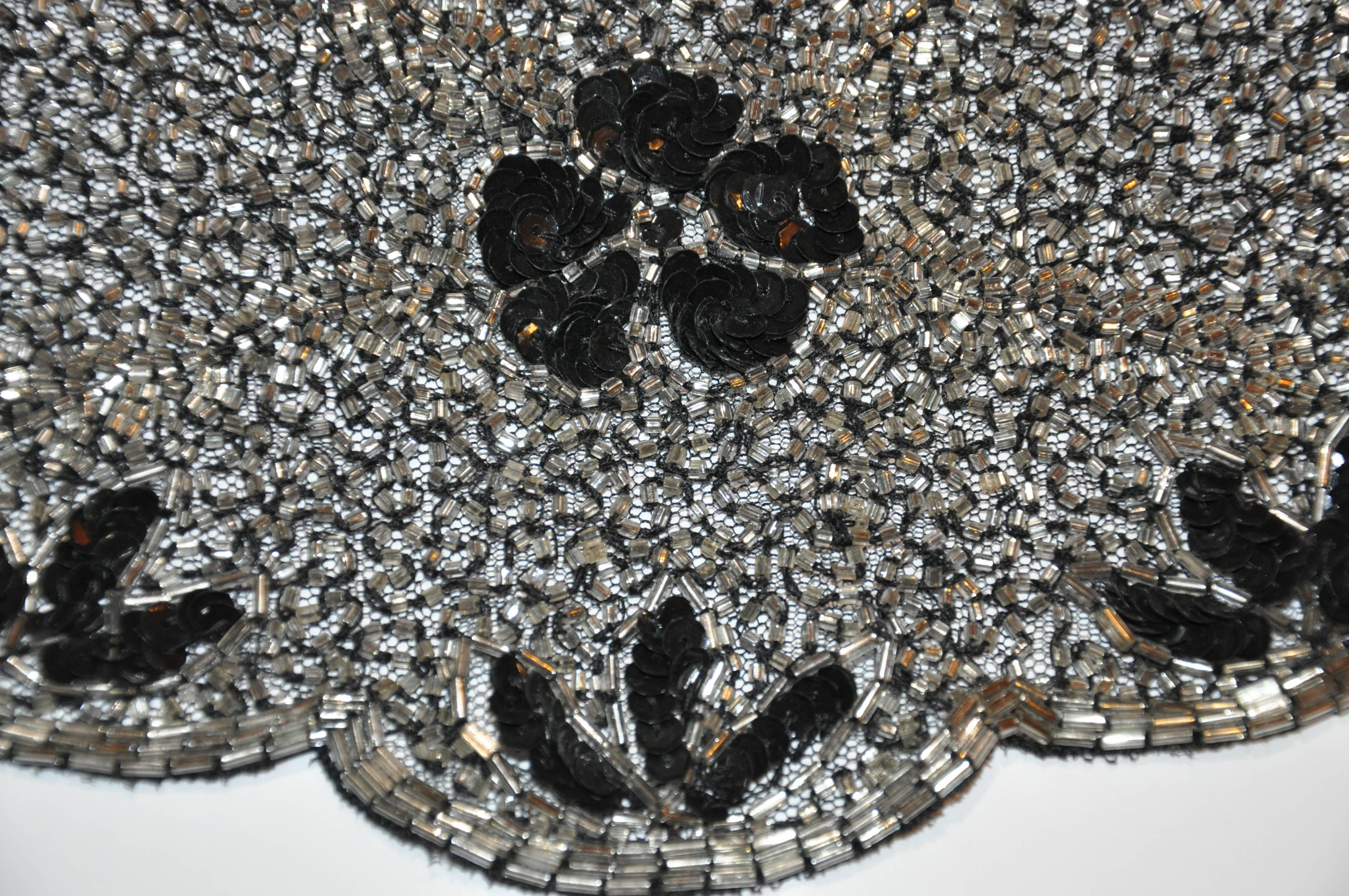 Detaillierte, handgeknüpfte Bugle-Perlen mit Pailletten-Seidenkragen von Mary McFadden (Schwarz) im Angebot