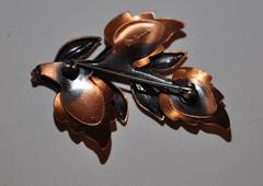 Broche Renoir "Multihojas" de cobre dorado