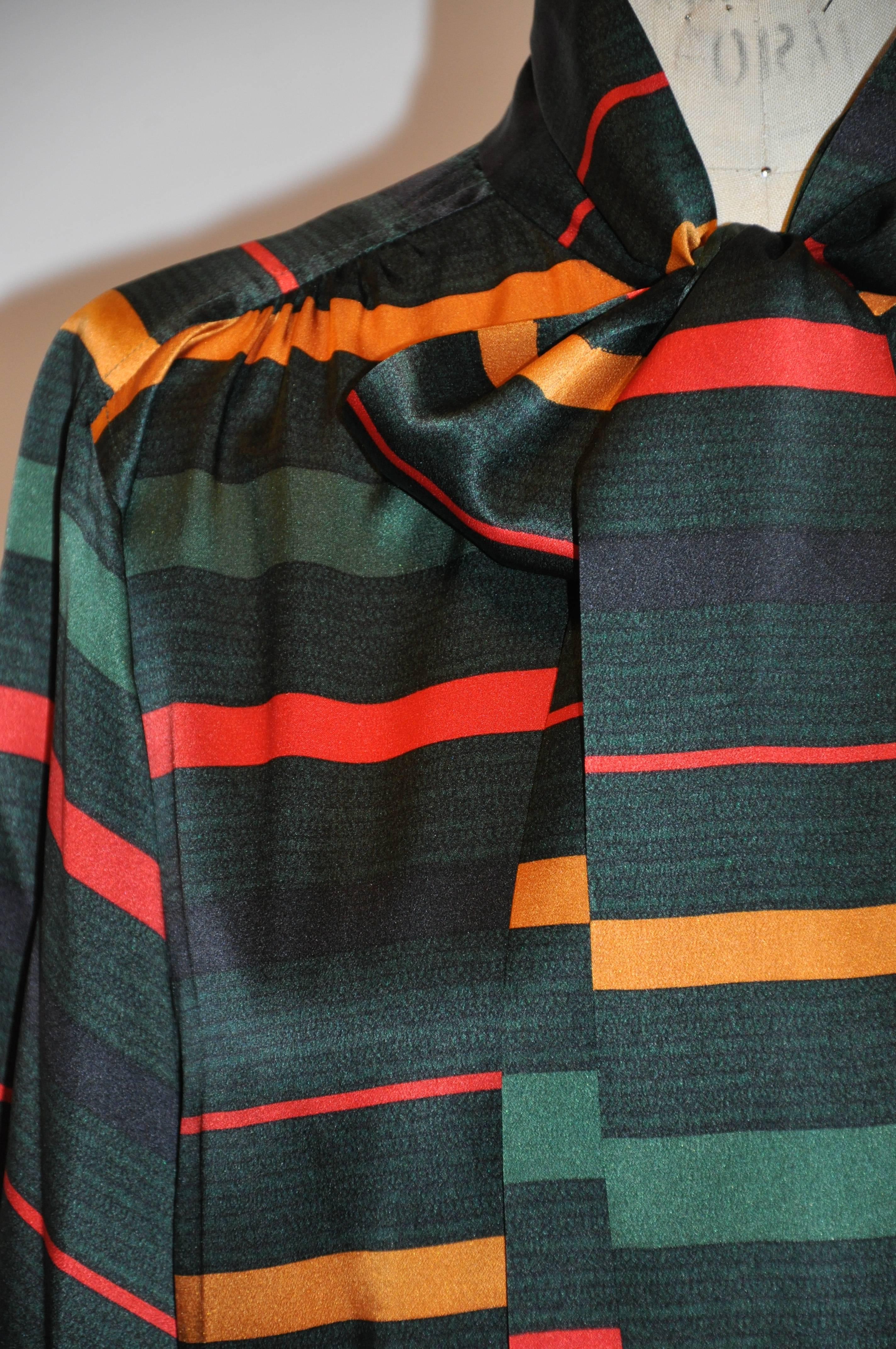 Noir Chemisier à boutons en soie à rayures multicolores avec col allongé et cravate en vente