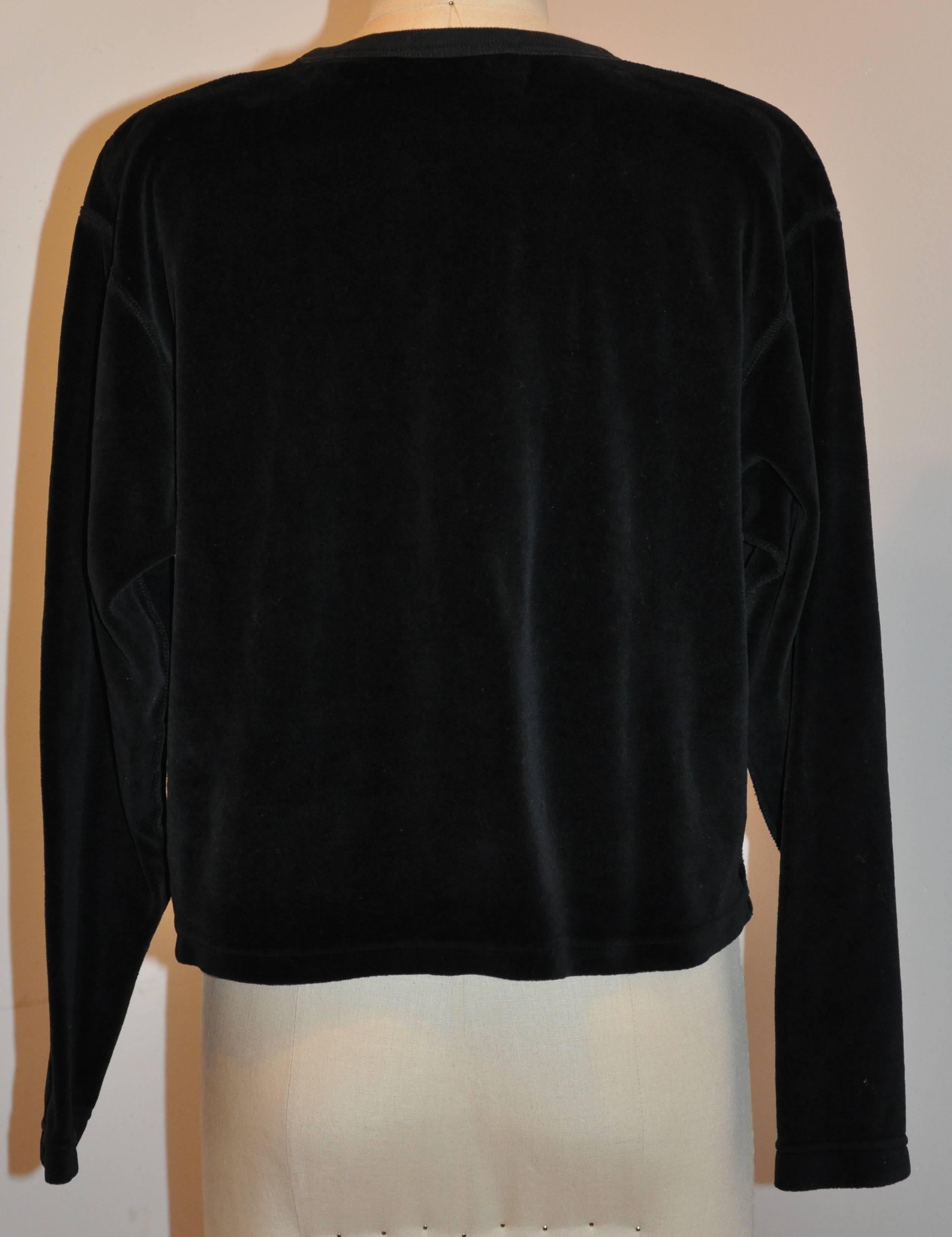        Sonia Rykiel black cotton cropped pullover top is accented with two set-in front pockets. The dropped shoulder helps give a relax fit. The shoulder measures 19
