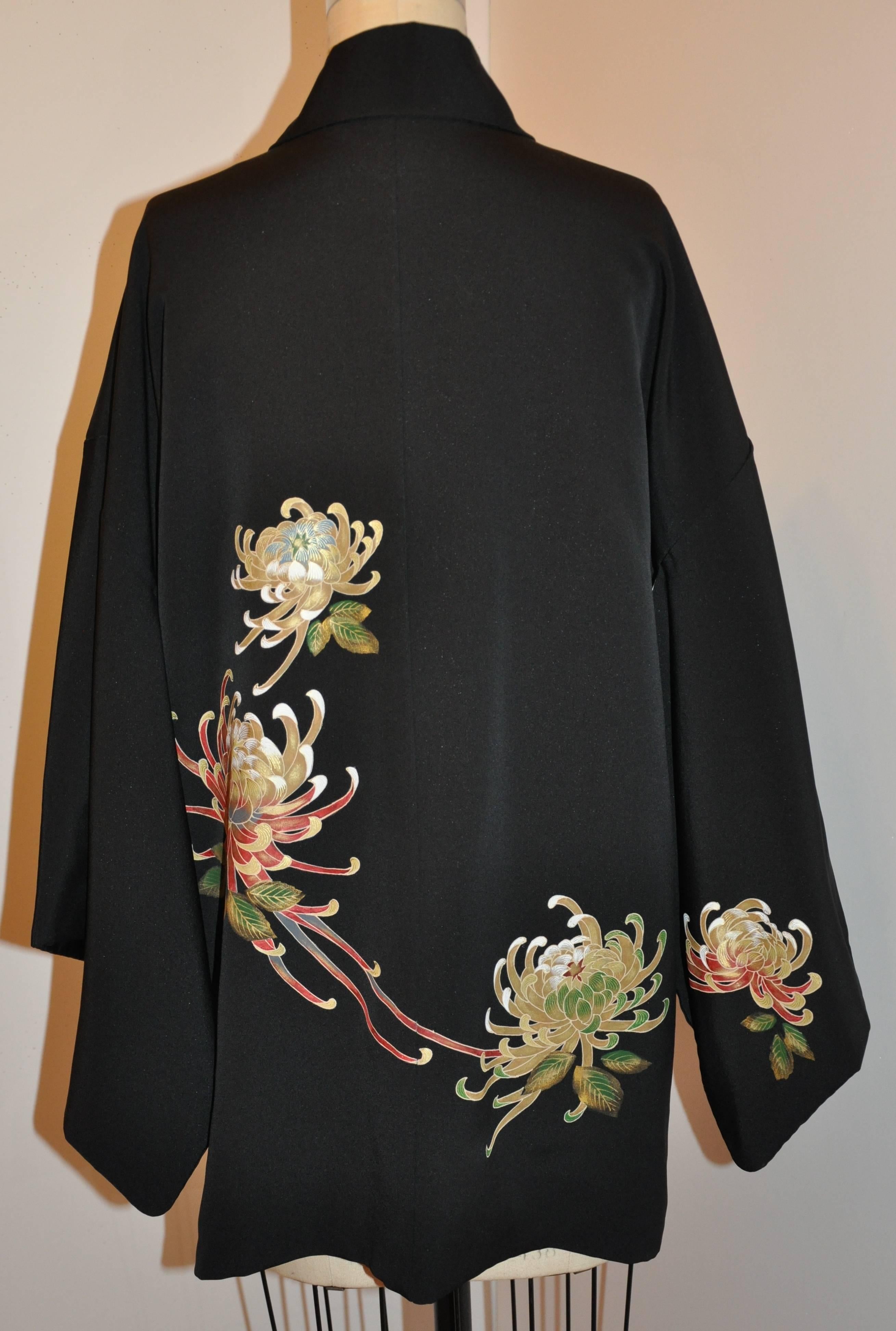        Diese wunderbare, vollständig handgenähte Kimonojacke aus schwarzer Seide ist mit handgeflochtener Kordel auf der Innenseite versehen, die mit Drucken von 