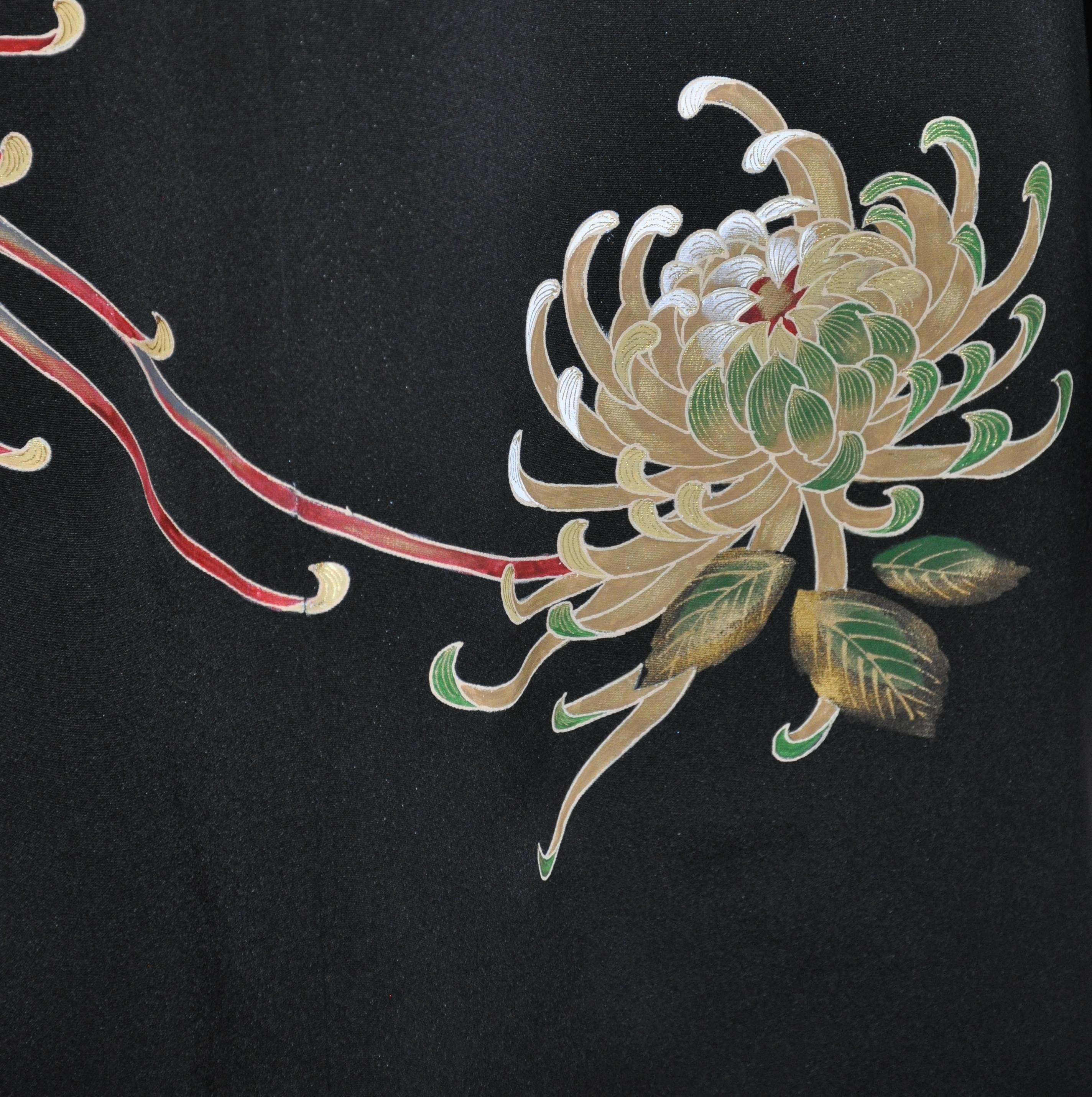 Japanische Kimonojacke aus schwarzer Seide mit cremefarbenen „Scenes of Japan“-Innenausschnitten für Damen oder Herren im Angebot