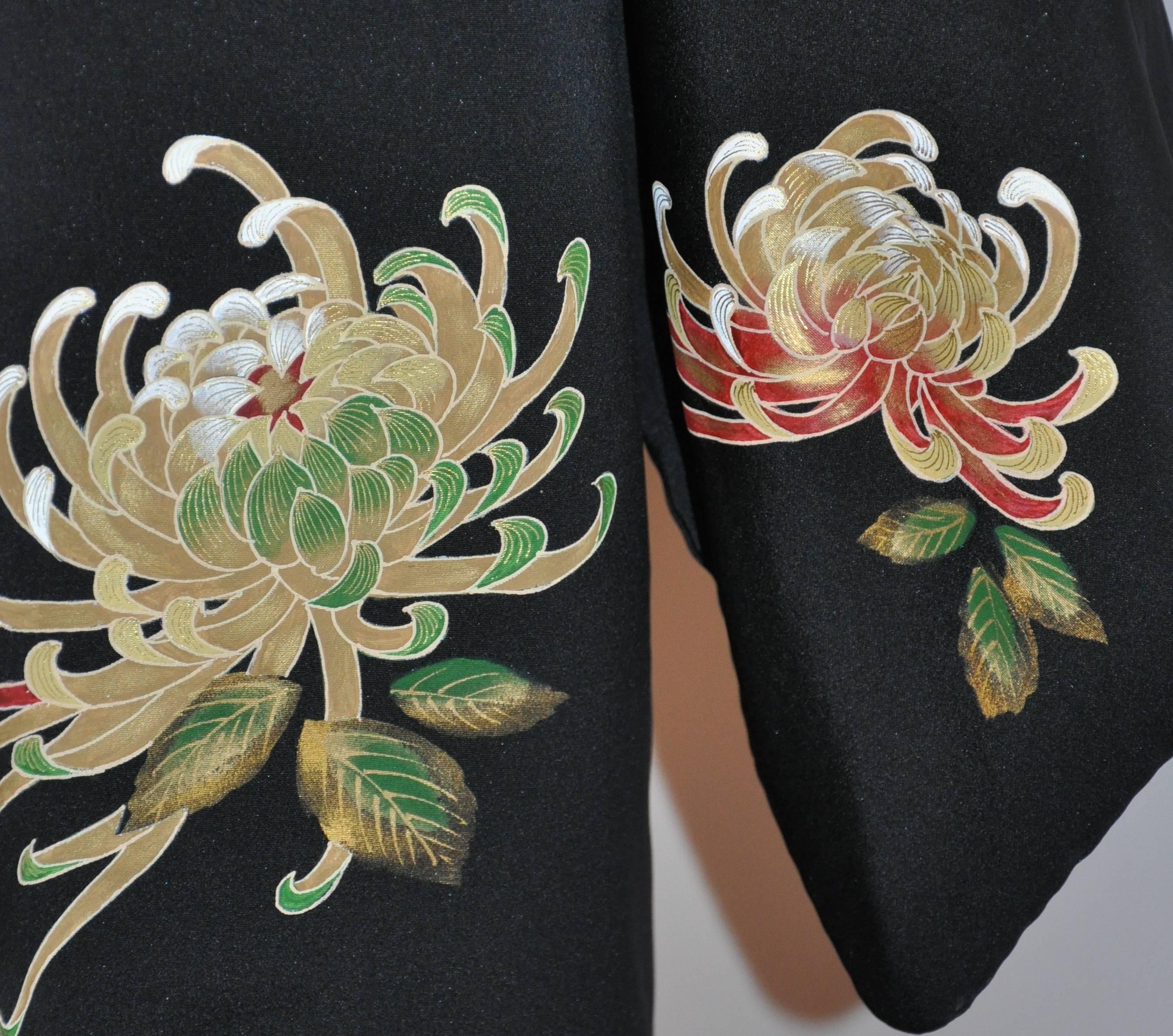 Japanische Kimonojacke aus schwarzer Seide mit cremefarbenen „Scenes of Japan“-Innenausschnitten im Angebot 1