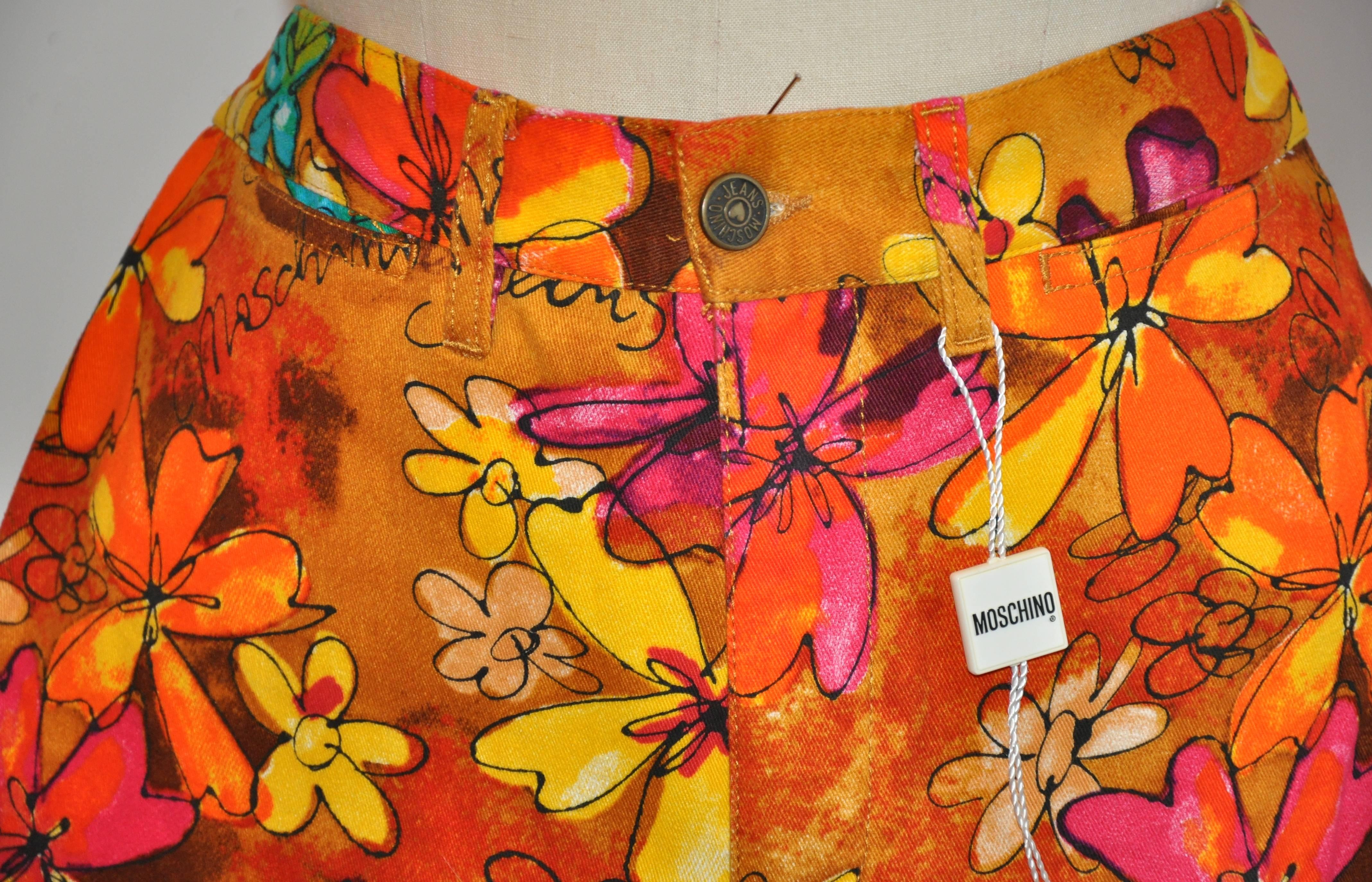 Marron Moschino - Jean en coton brossé à bord plat à fleurs multicolores et audacieuses en vente