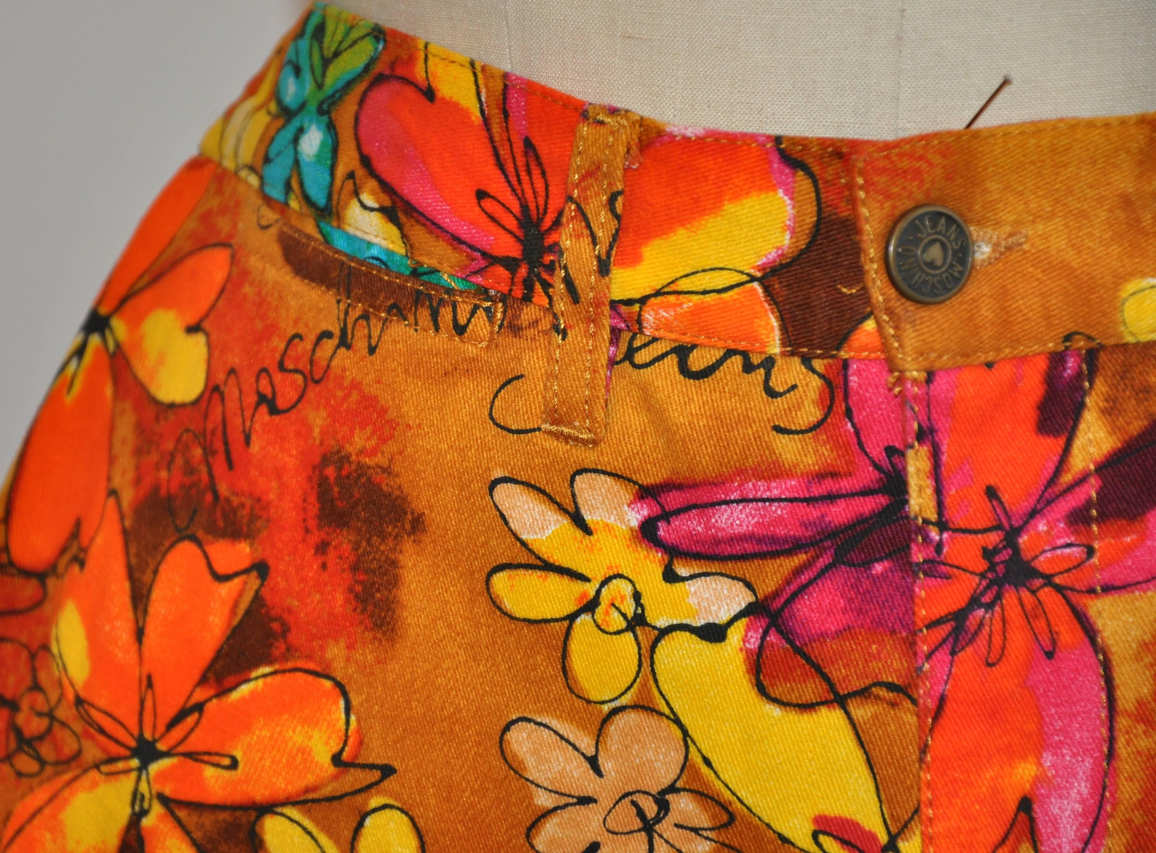 Moschino - Jean en coton brossé à bord plat à fleurs multicolores et audacieuses Neuf - En vente à New York, NY
