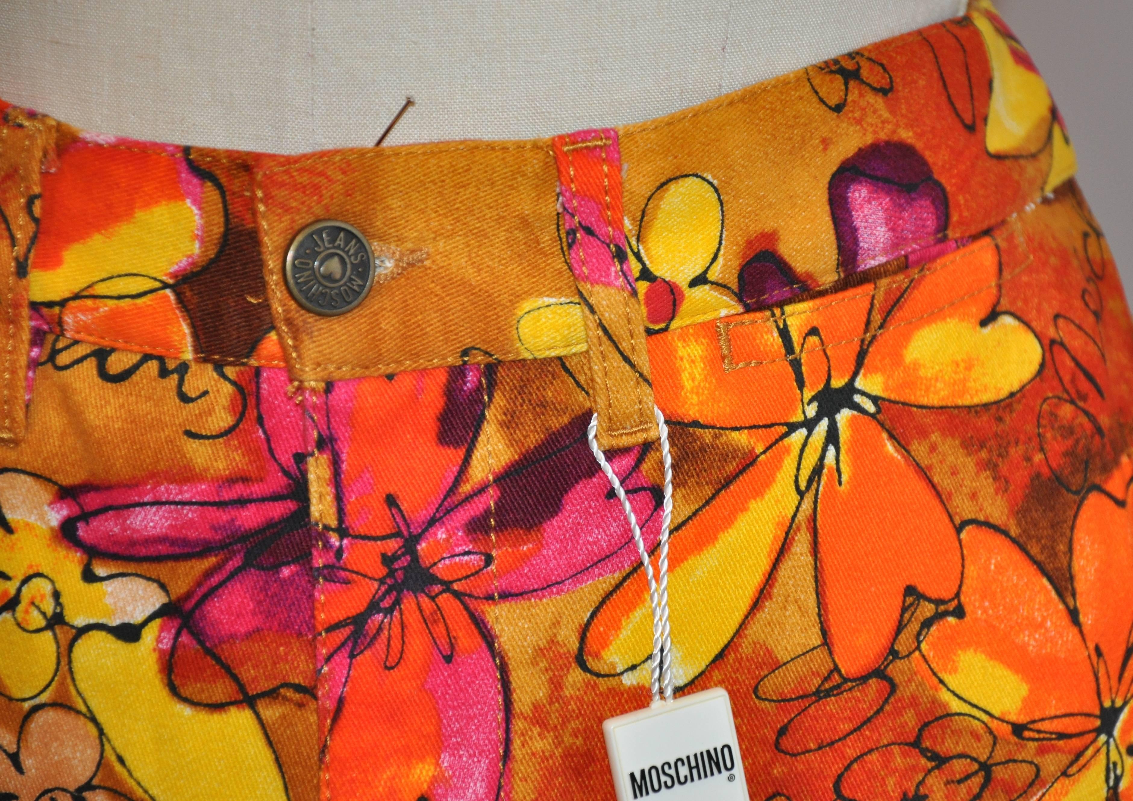 Moschino - Jean en coton brossé à bord plat à fleurs multicolores et audacieuses Unisexe en vente
