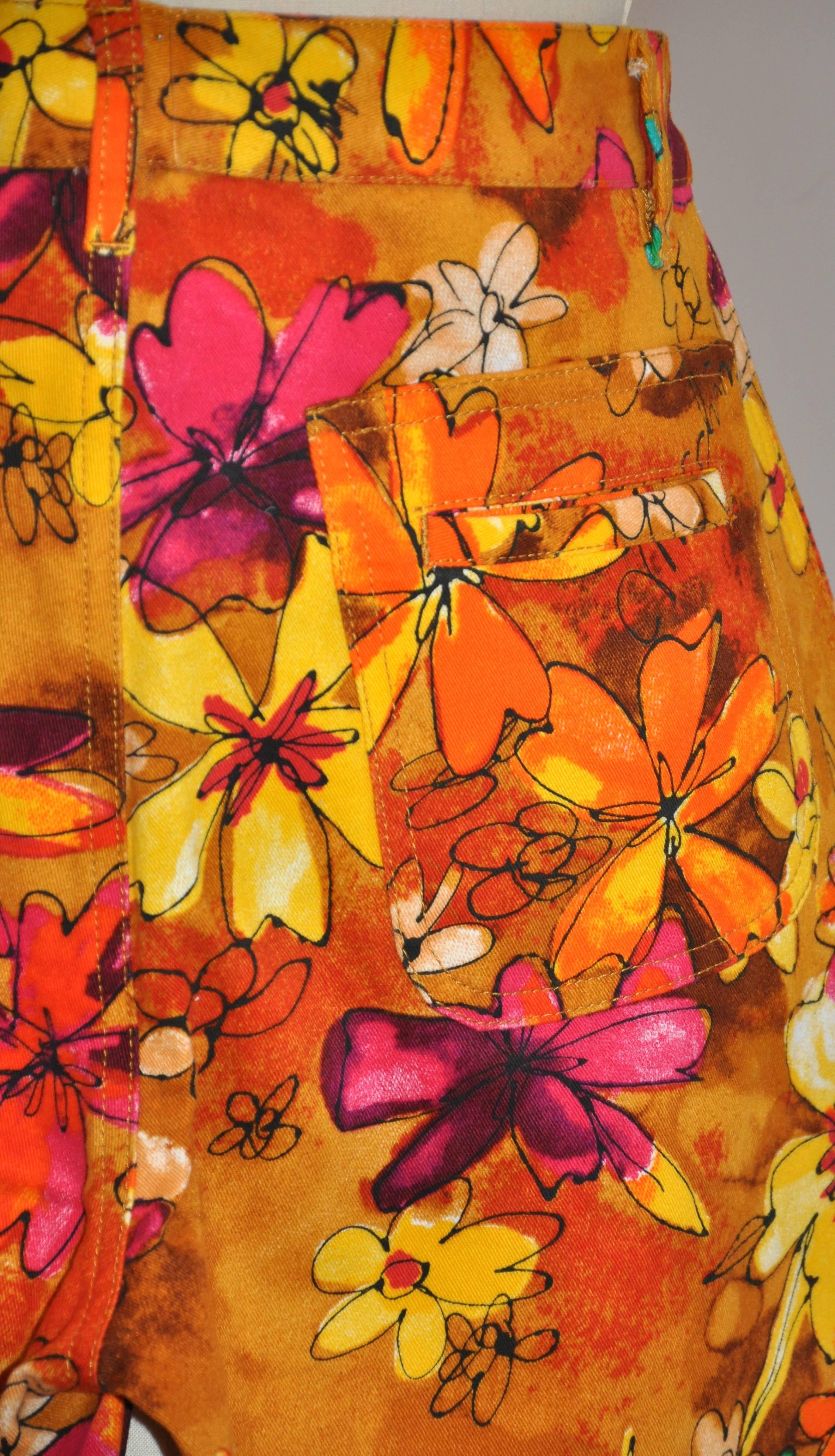 Moschino - Jean en coton brossé à bord plat à fleurs multicolores et audacieuses en vente 1