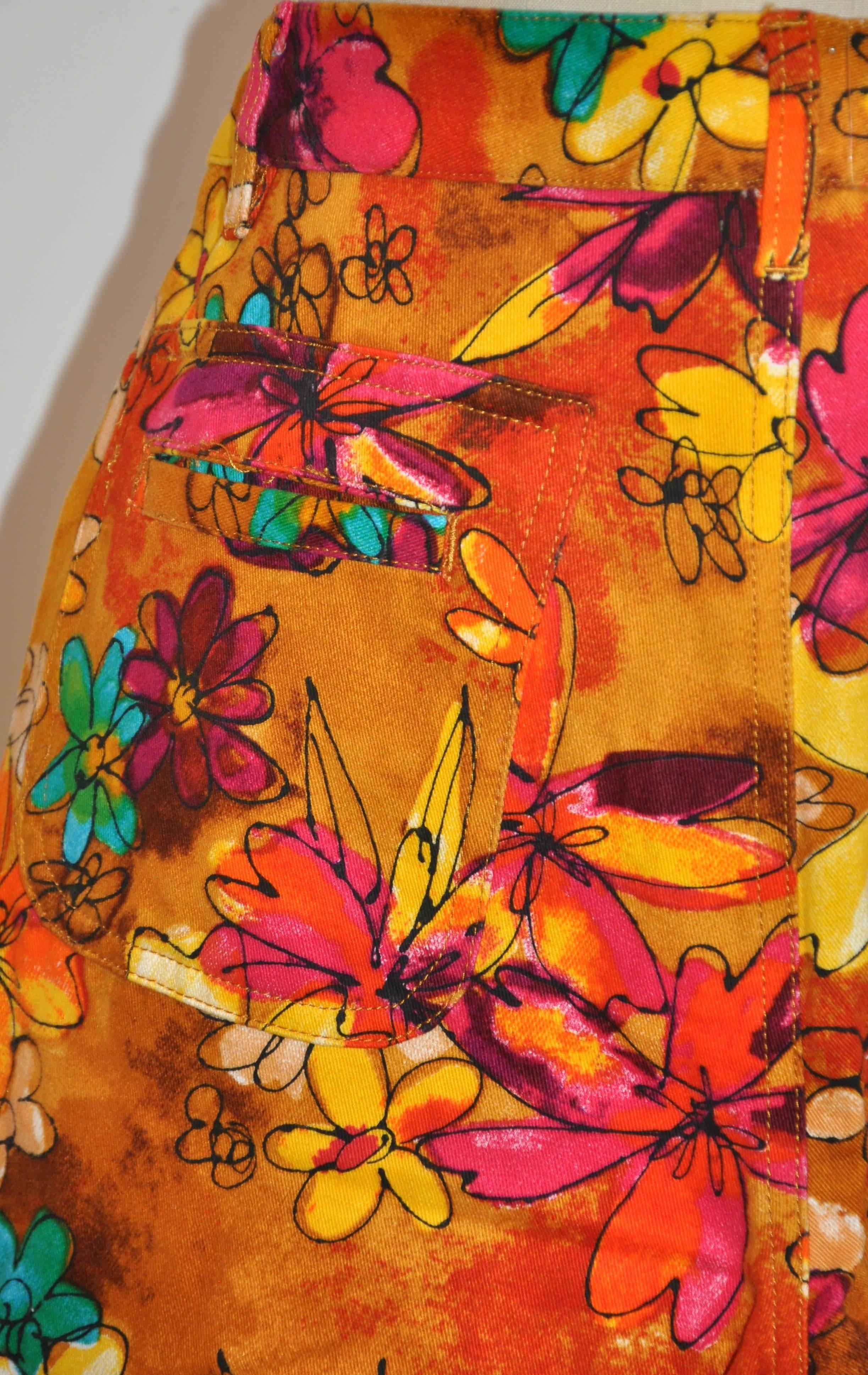 Moschino - Jean en coton brossé à bord plat à fleurs multicolores et audacieuses en vente 2