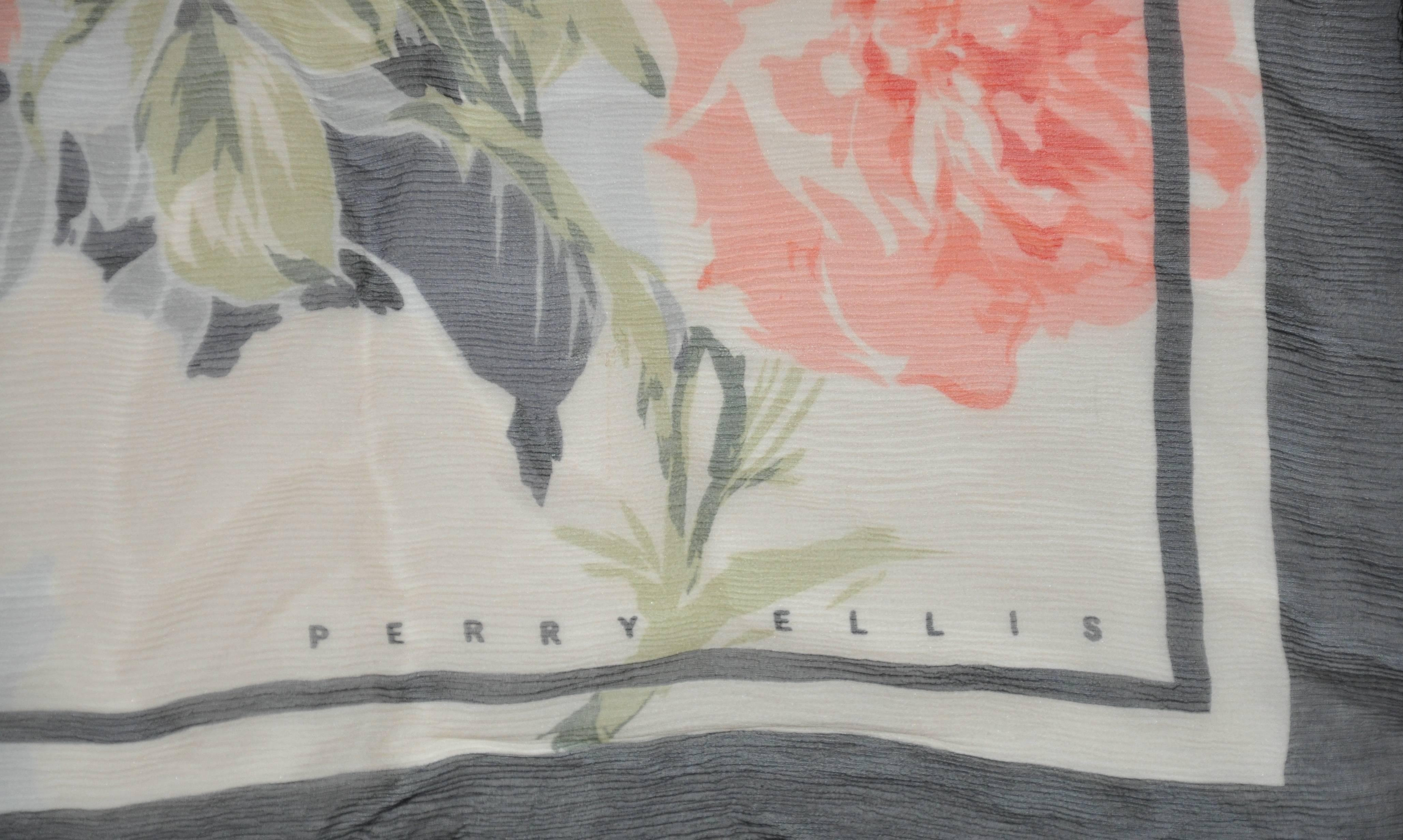 La merveilleuse écharpe en mousseline de soie Perry Ellis à bordure marine et à 