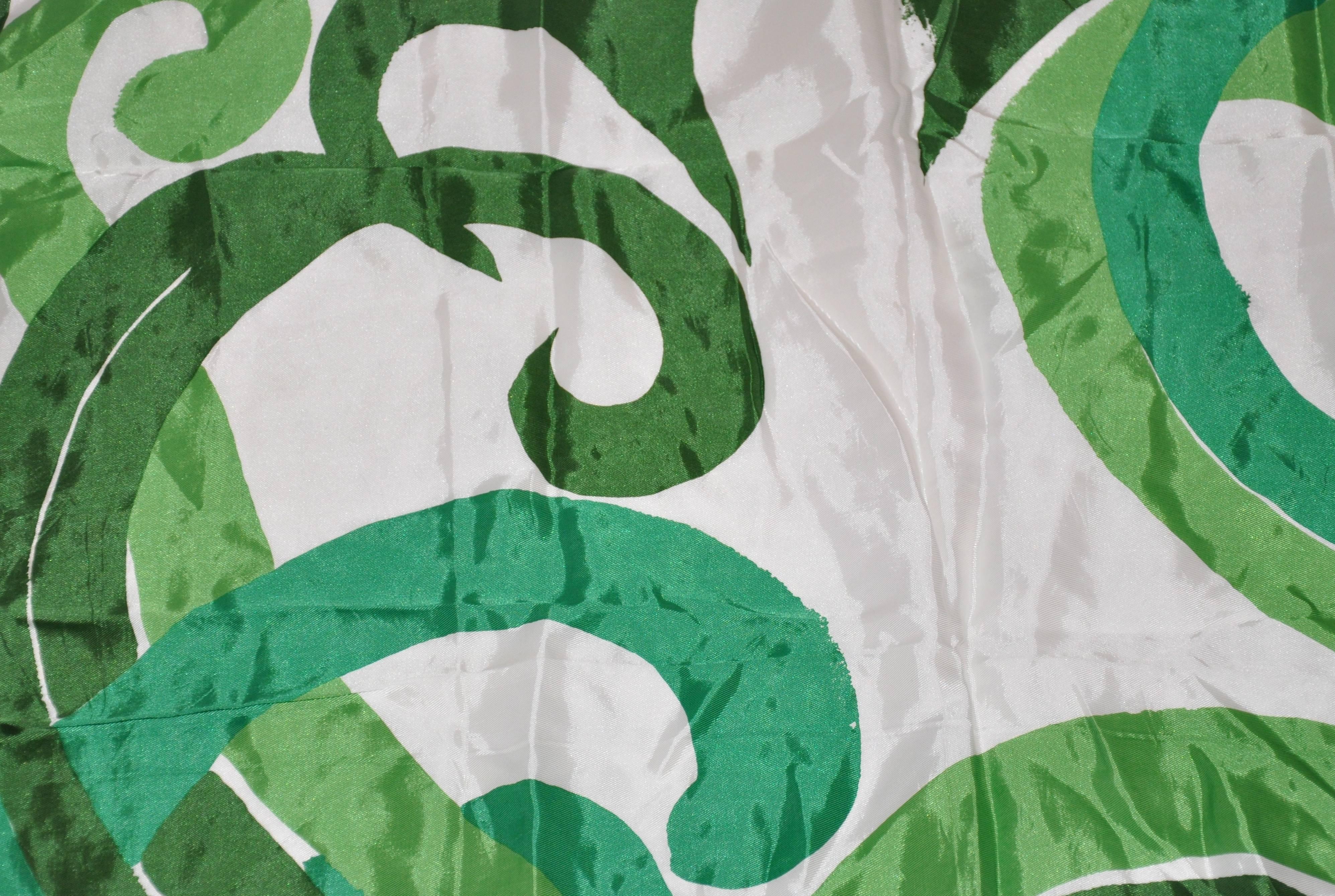 Vert Vera Bordures vertes vives et audacieuses avec écharpe centrale en soie « tourbillonnante » en vente