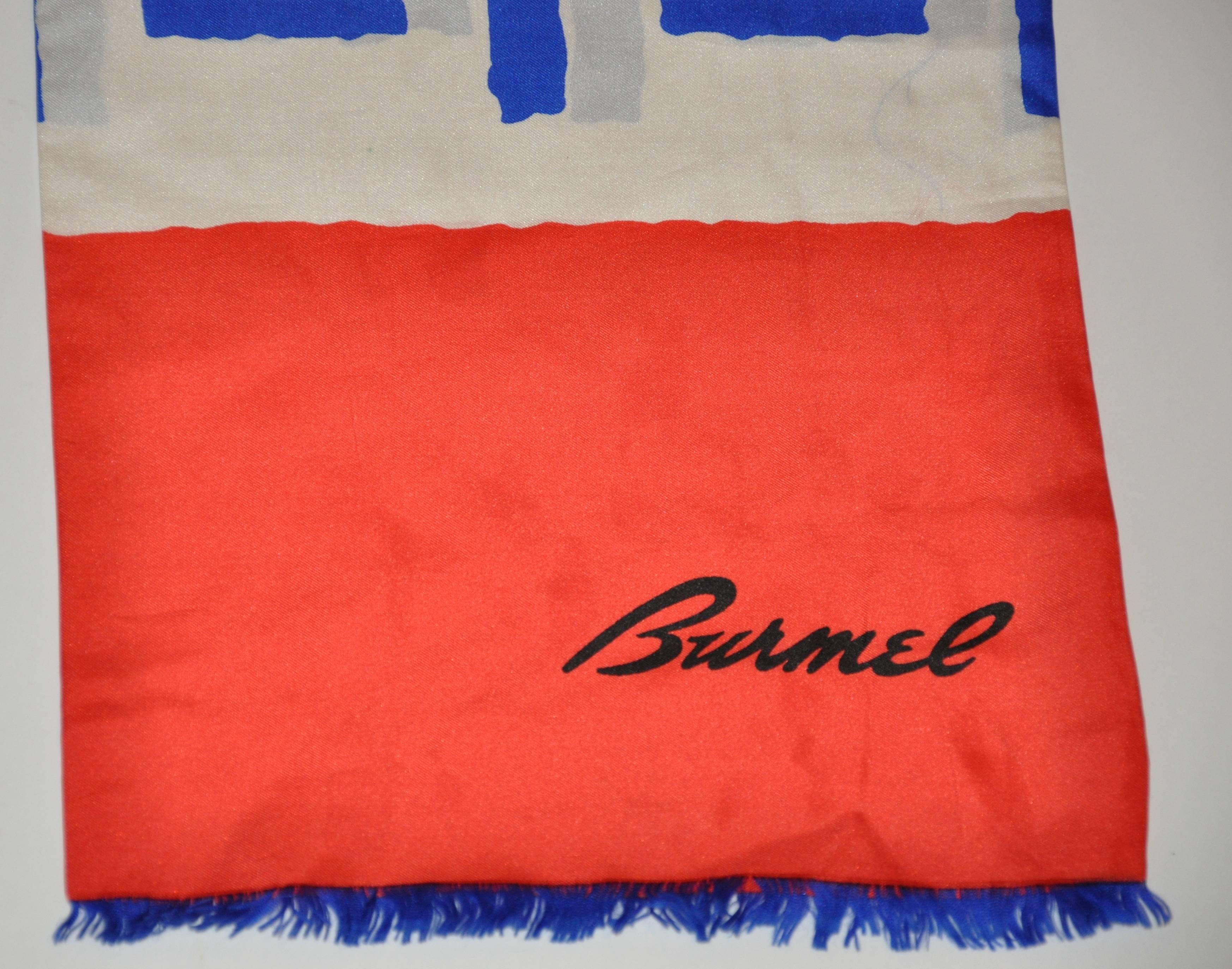 L'écharpe en soie Burmel est un rectangle à double épaisseur, rouge, blanc et bleu, avec des bords frangés. Elle mesure 8 1/2