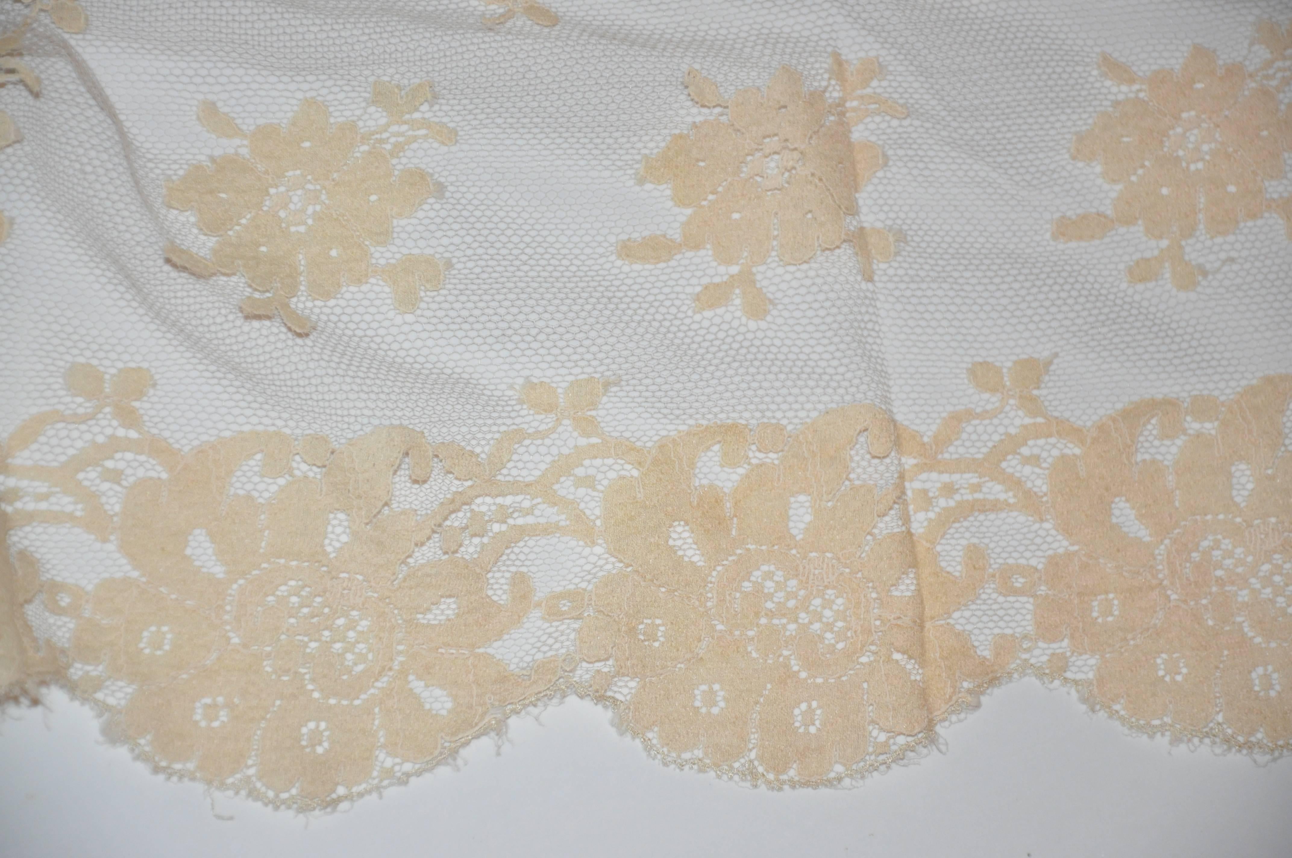 Raro chal de encaje y malla floral marfil mide 21
