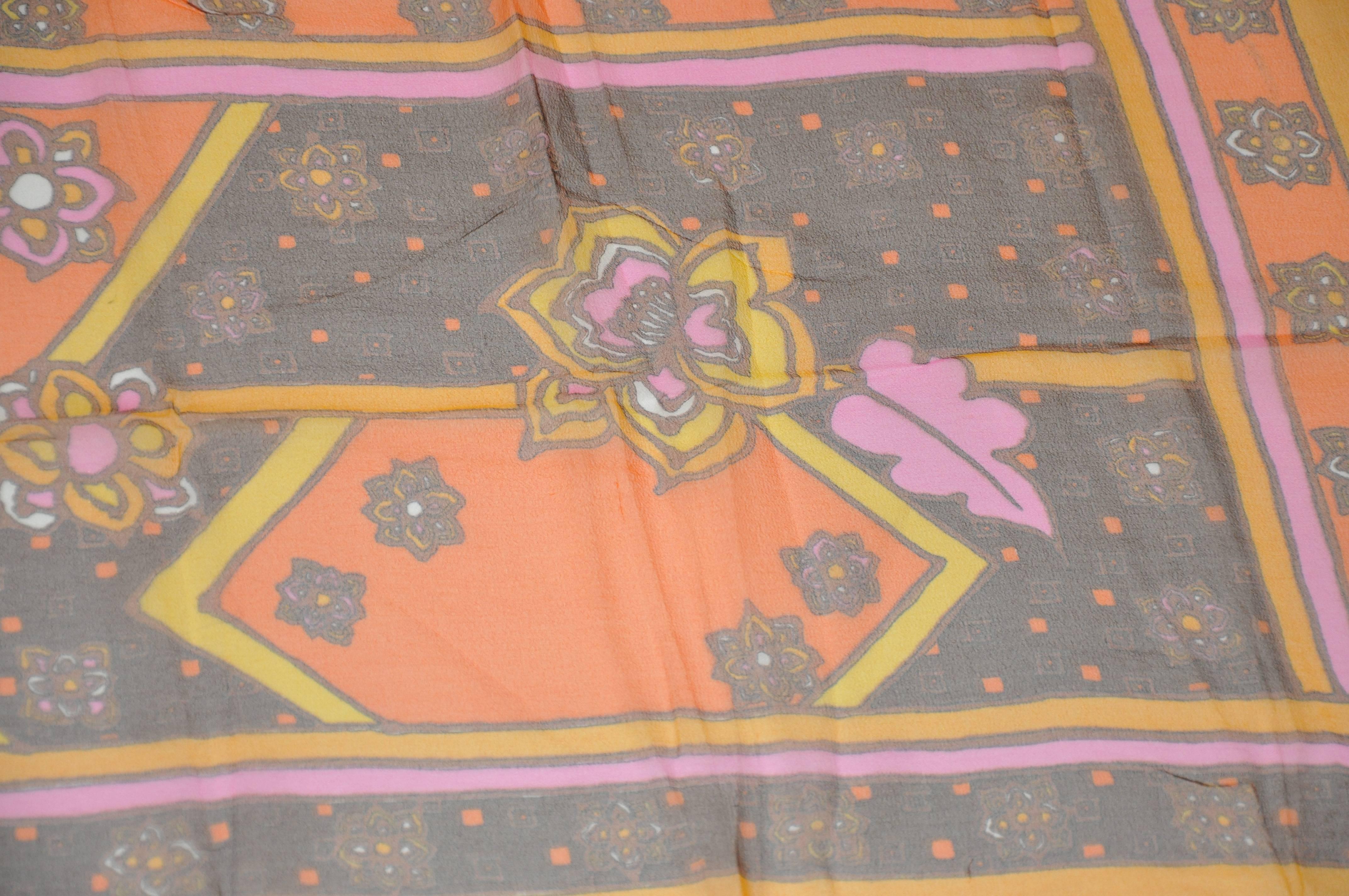 Pañuelo Rectángulo con Borde Tangerina y Centro Floral Beige en venta