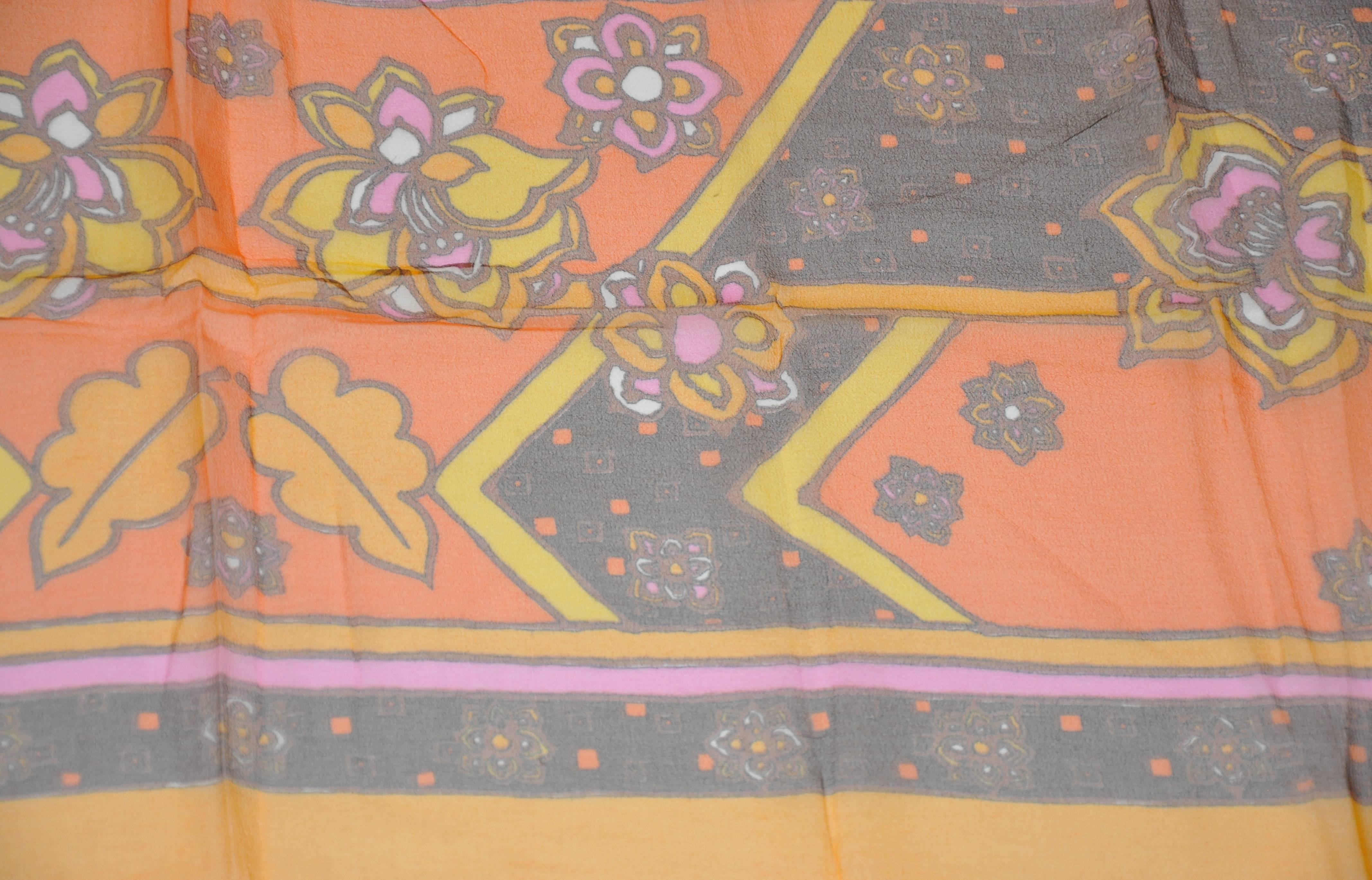 Pañuelo Rectángulo con Borde Tangerina y Centro Floral en Bueno estado para la venta en New York, NY