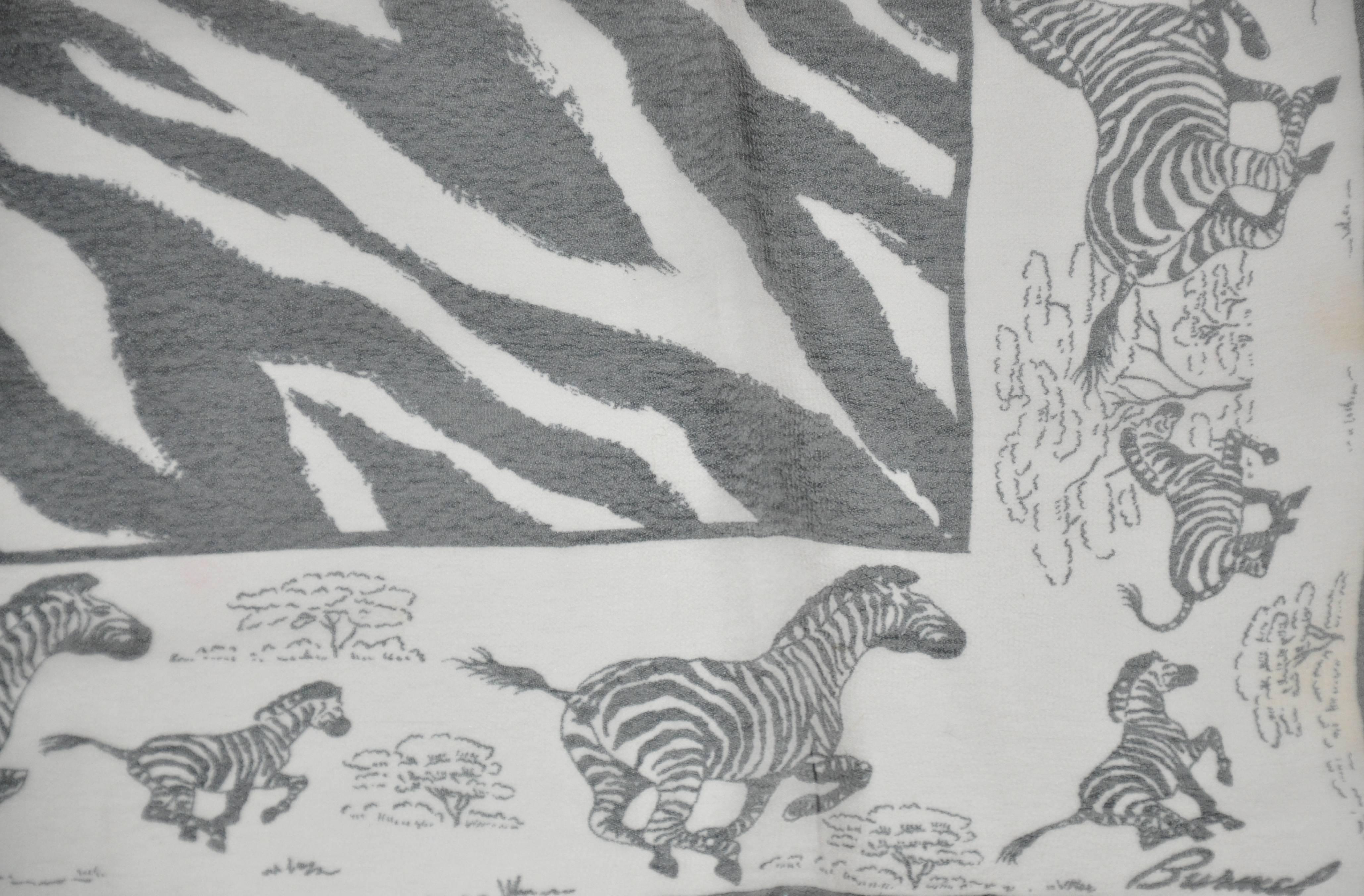 Gris Écharpe « Running Zebras » en broussin noir et blanc en vente