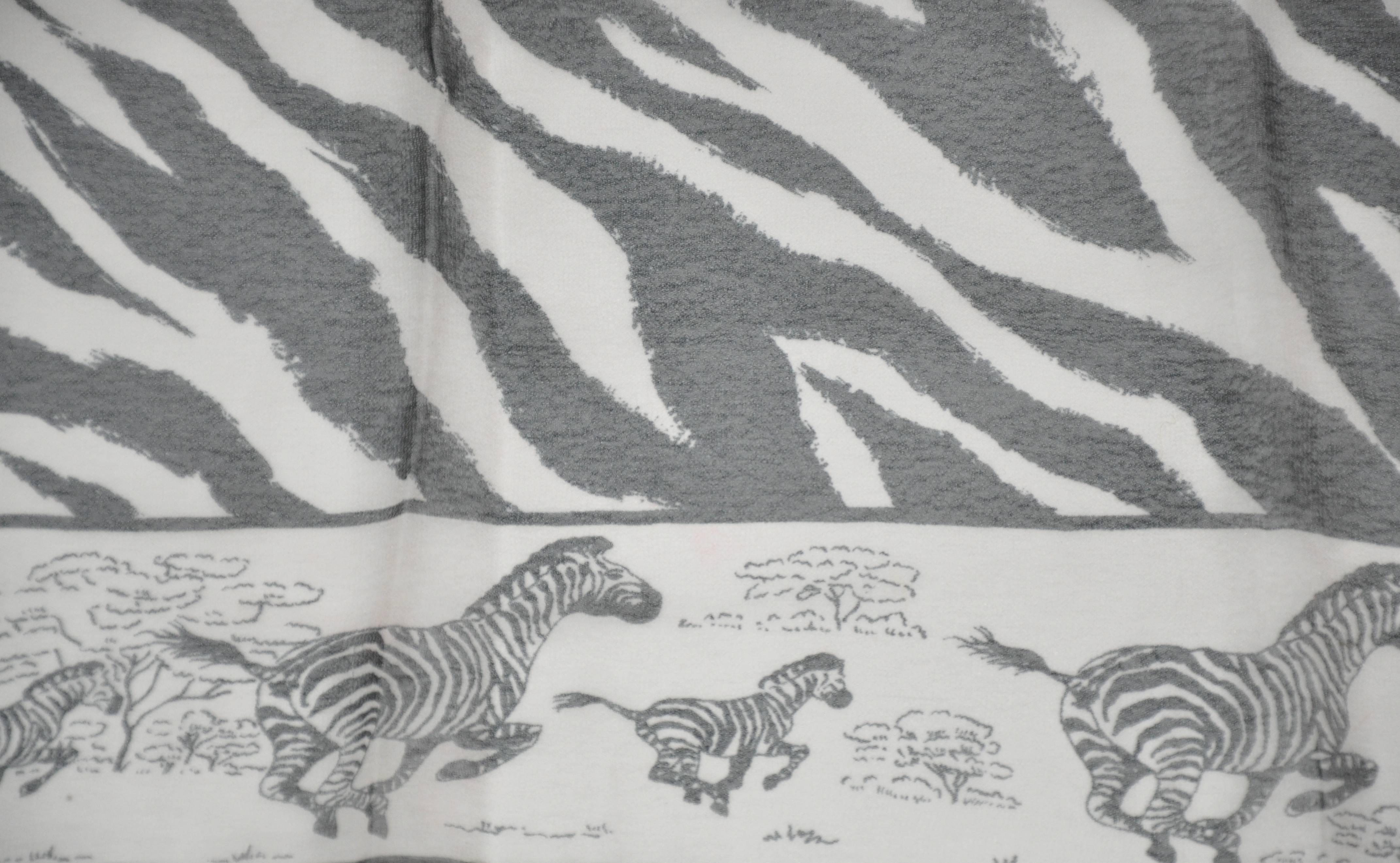 Écharpe « Running Zebras » en broussin noir et blanc Bon état - En vente à New York, NY