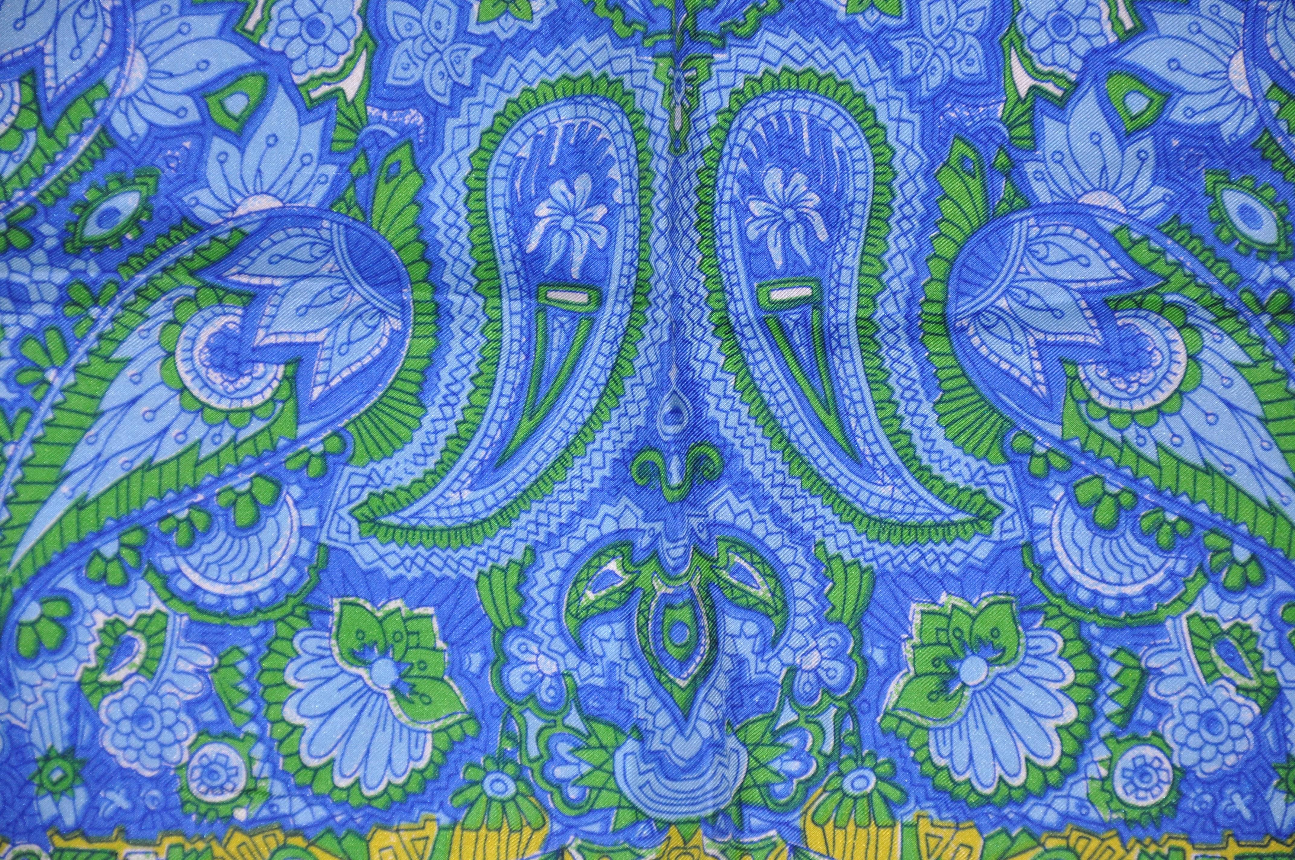 Écharpe en soie Vera « Multi Palsey in Blue » (Multi Palsey en bleu) Bon état - En vente à New York, NY