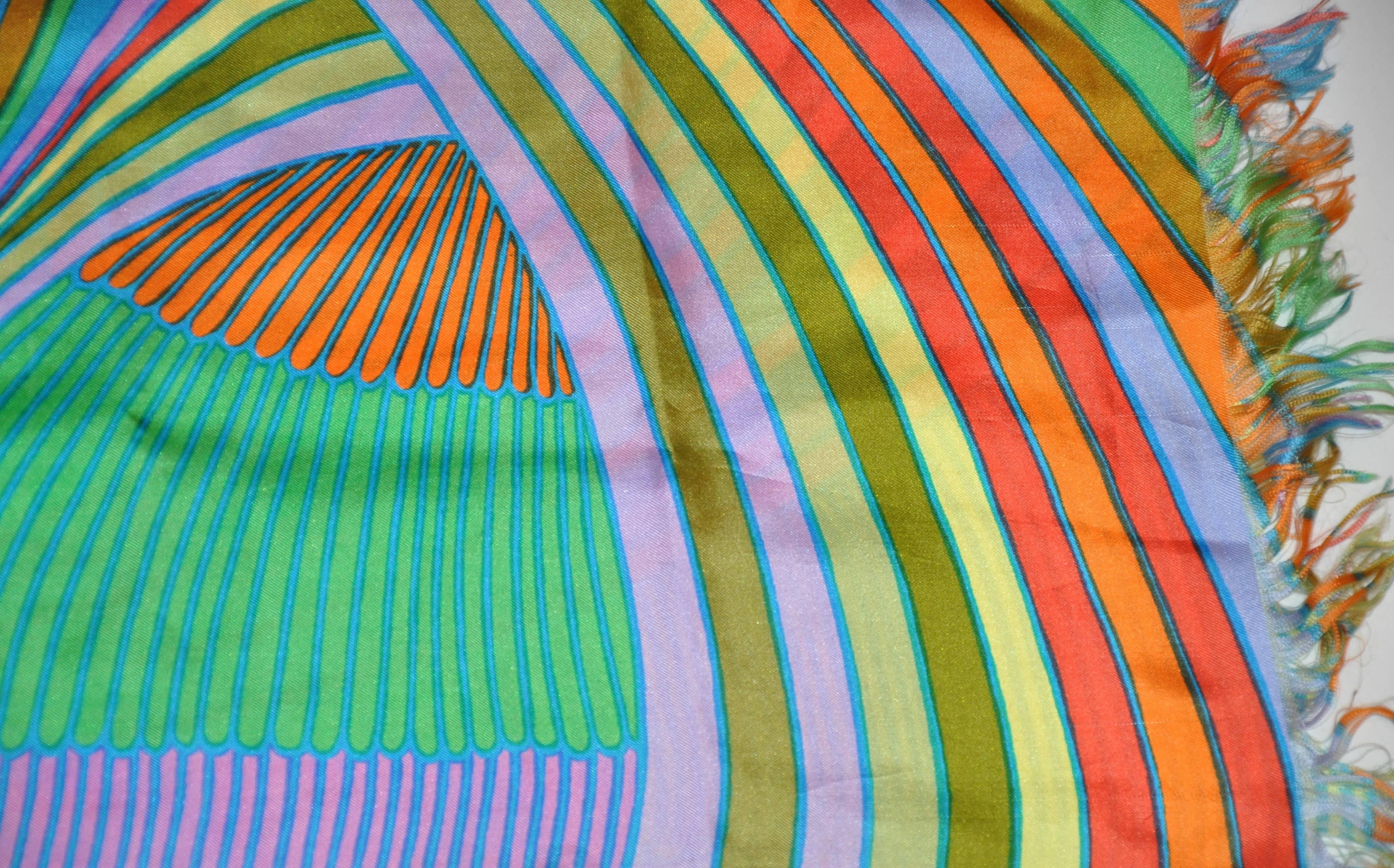 Double couche « Colors Of The Rainbow » avec écharpe à franges Bon état - En vente à New York, NY