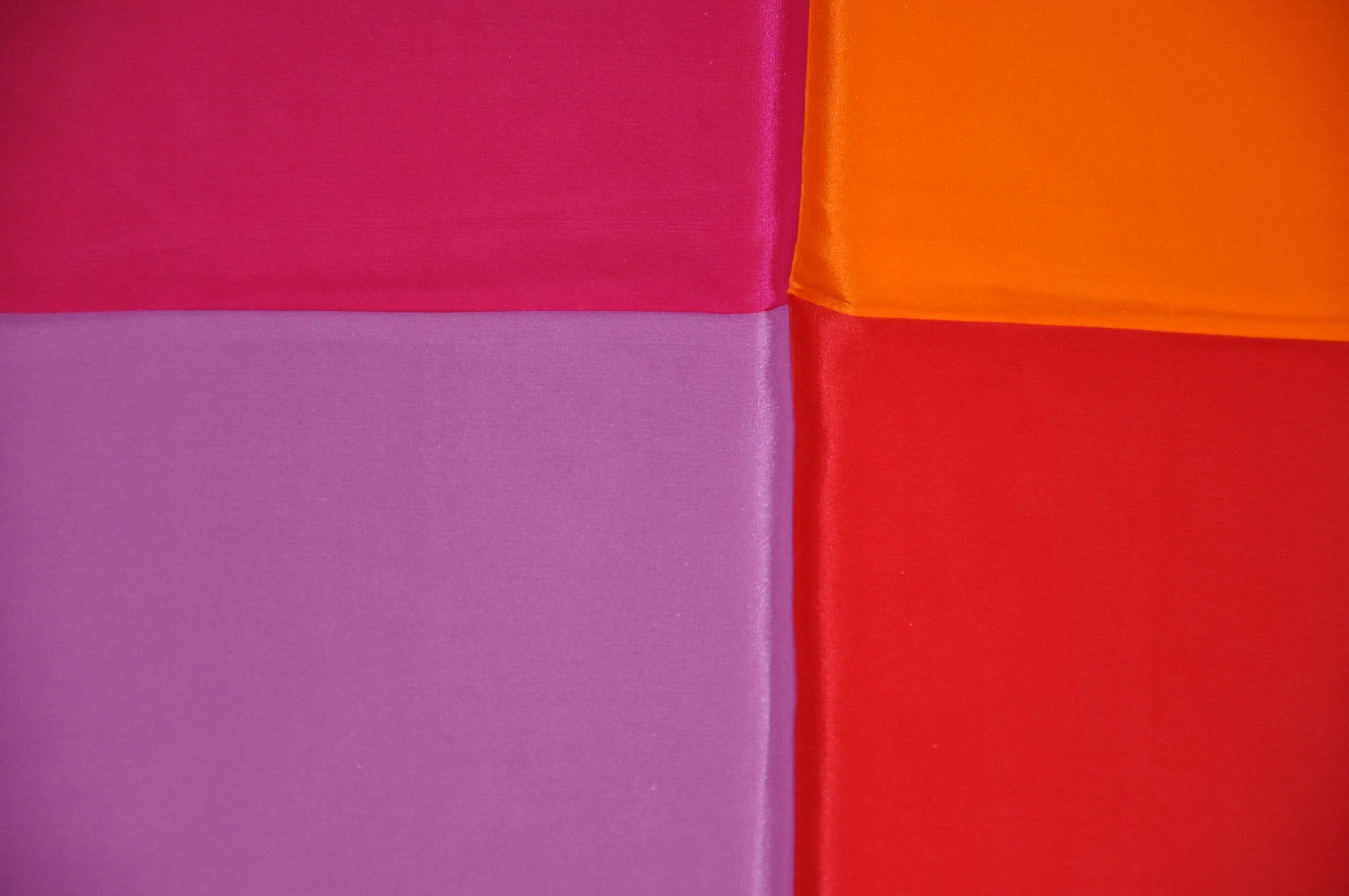 Adrienne Vittadini - Grande écharpe en soie rouge avec petits blocs et blocs Bon état - En vente à New York, NY