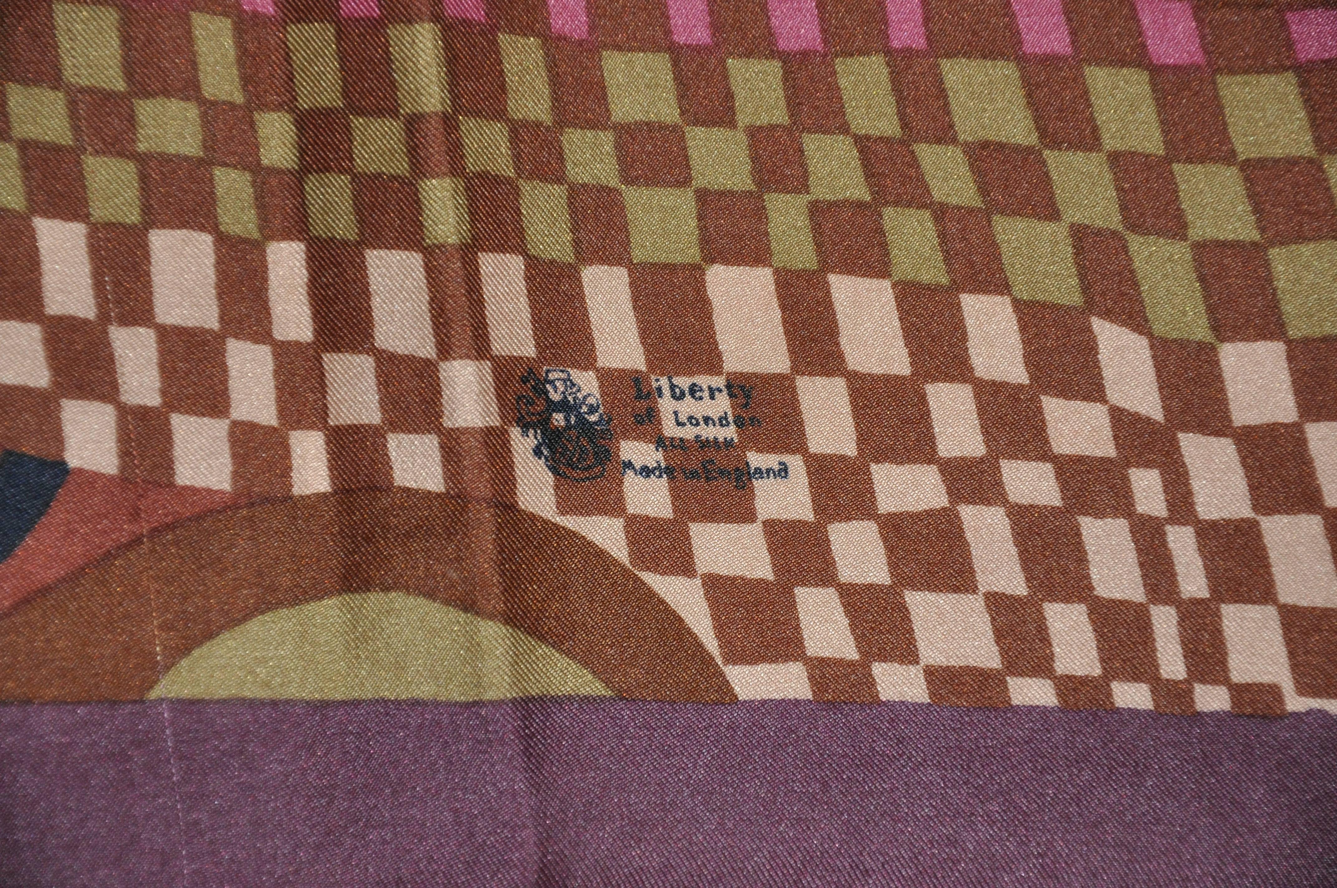 Le foulard en soie à motifs multiples 