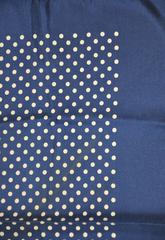 Klassisches gepunktetes Seidenhandtaschentuch in Marineblau & Creme
