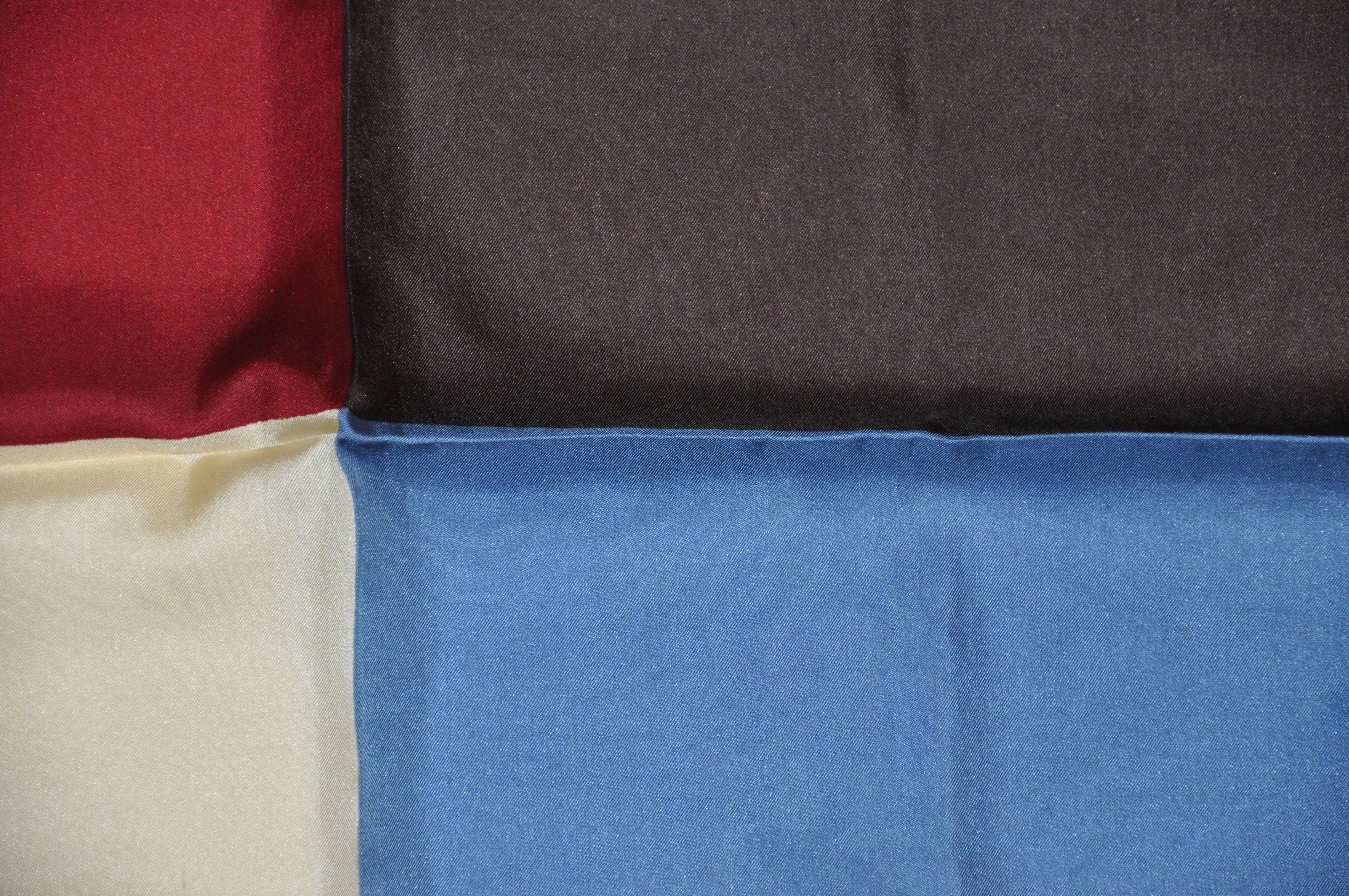 Handtaschentuch aus Seide in Burgunderrot, Creme, Blau & Coco mit schwarzer Bordüre (Grau) im Angebot