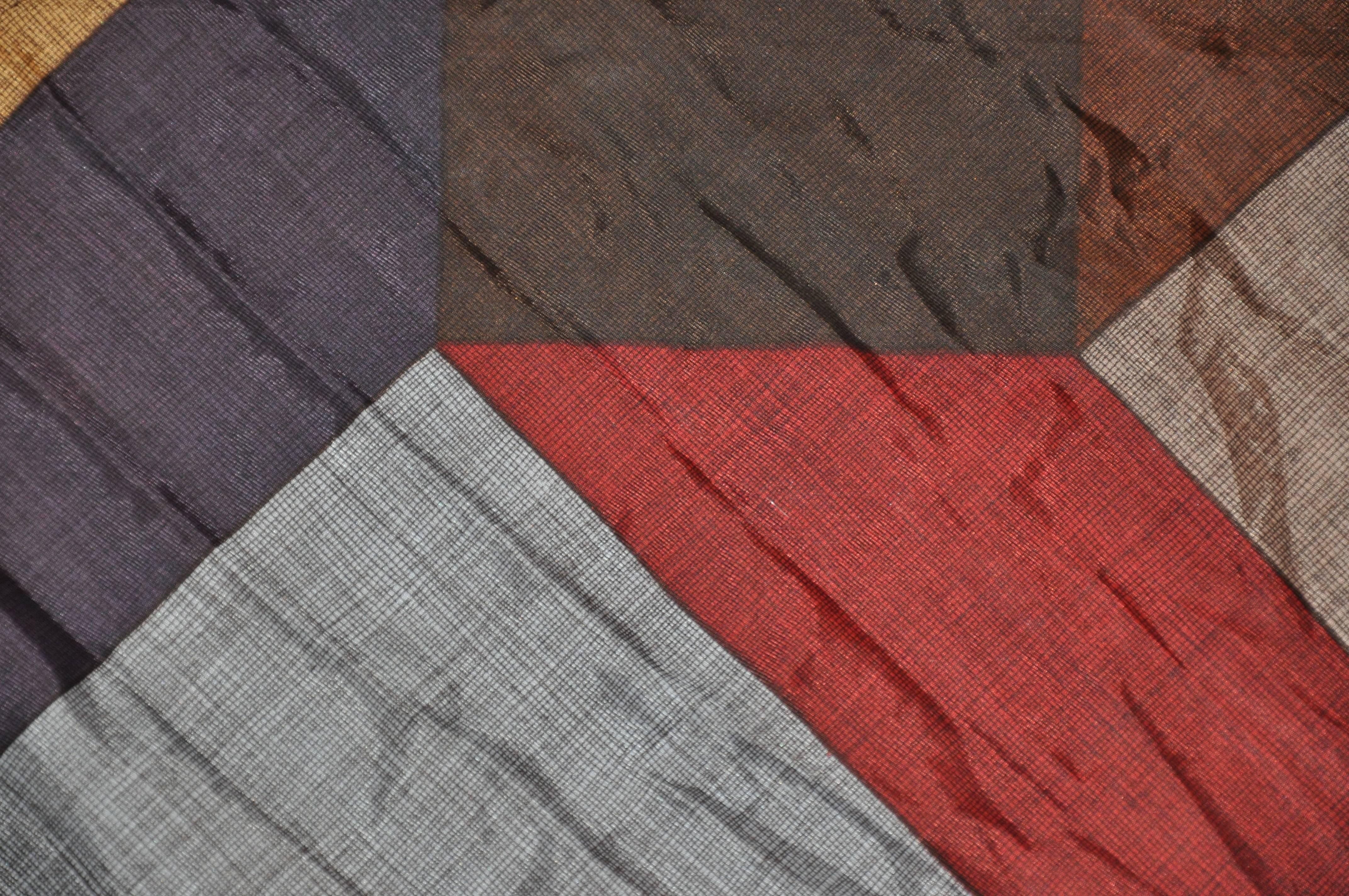Este pañuelo de seda multicolor multiestampado para hombre mide 17