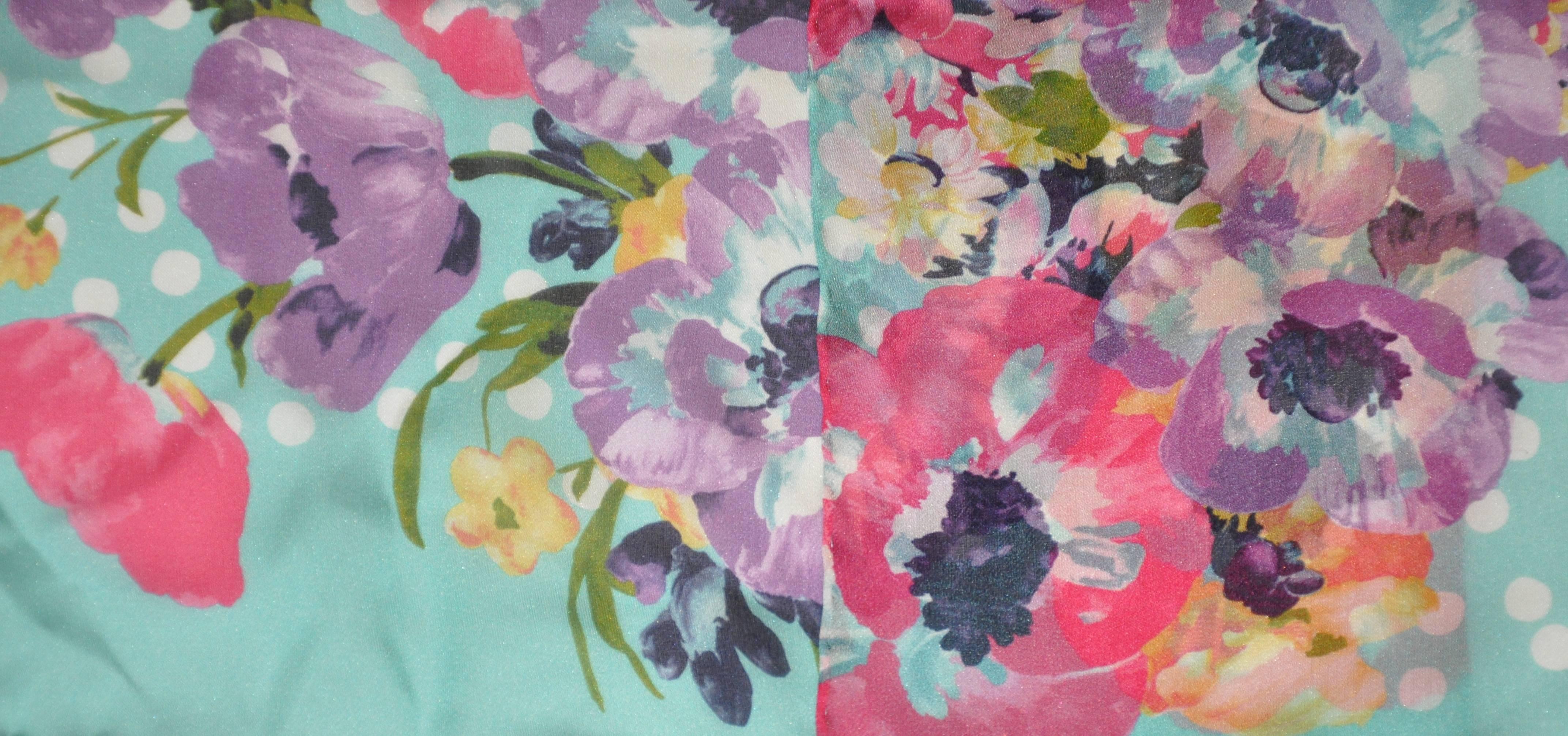 Kenzo - Grande écharpe rectangulaire en mousseline de soie multicolore « Multi-Floral with Dots » Bon état - En vente à New York, NY