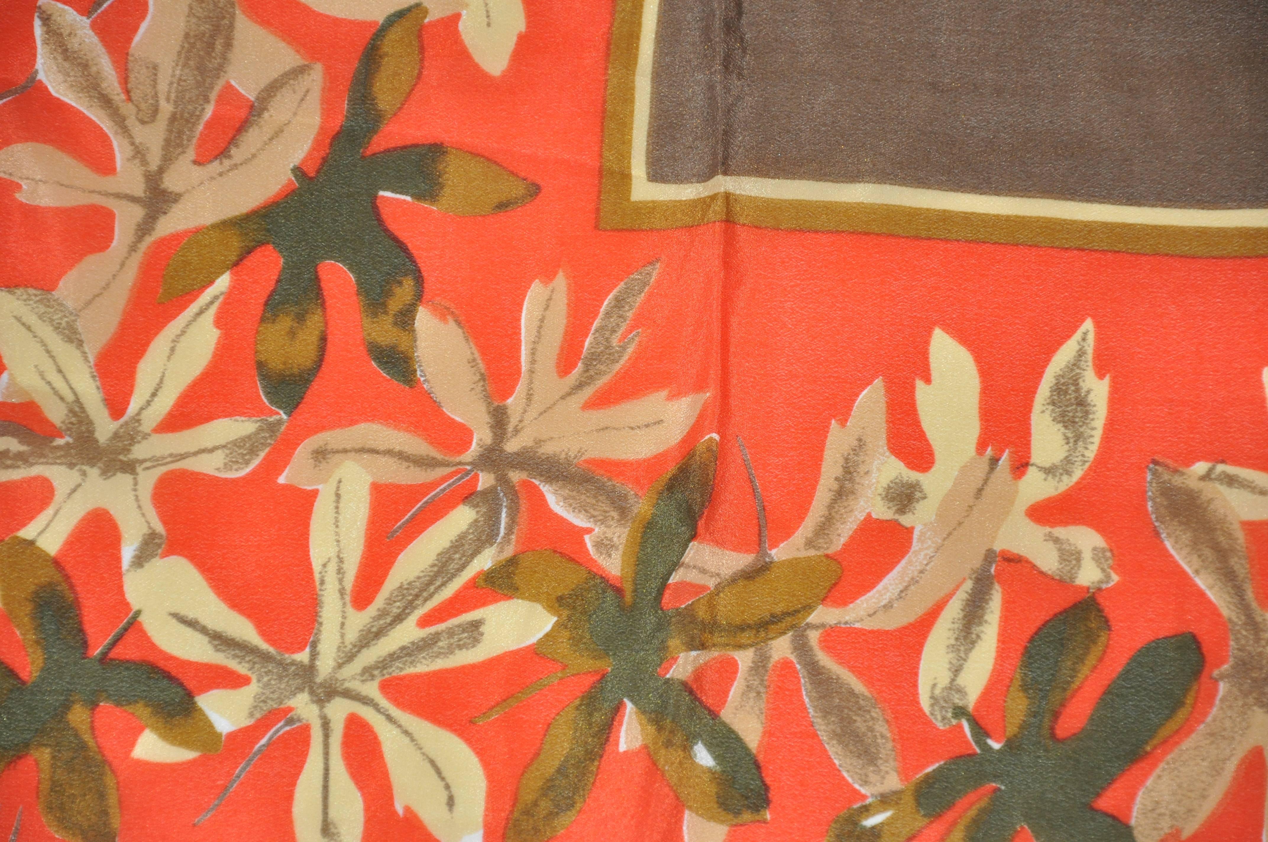 Vera merveilleuse combinaison d'une bordure florale multicolore accentuée d'un centre brun chaud, le foulard en soie mesure 27 1/2