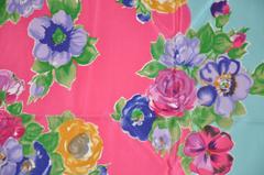 Hoher Hon Honigfarbener Seidenschal mit breiter blauer Bordüre und mehrfarbigem Blumenmuster