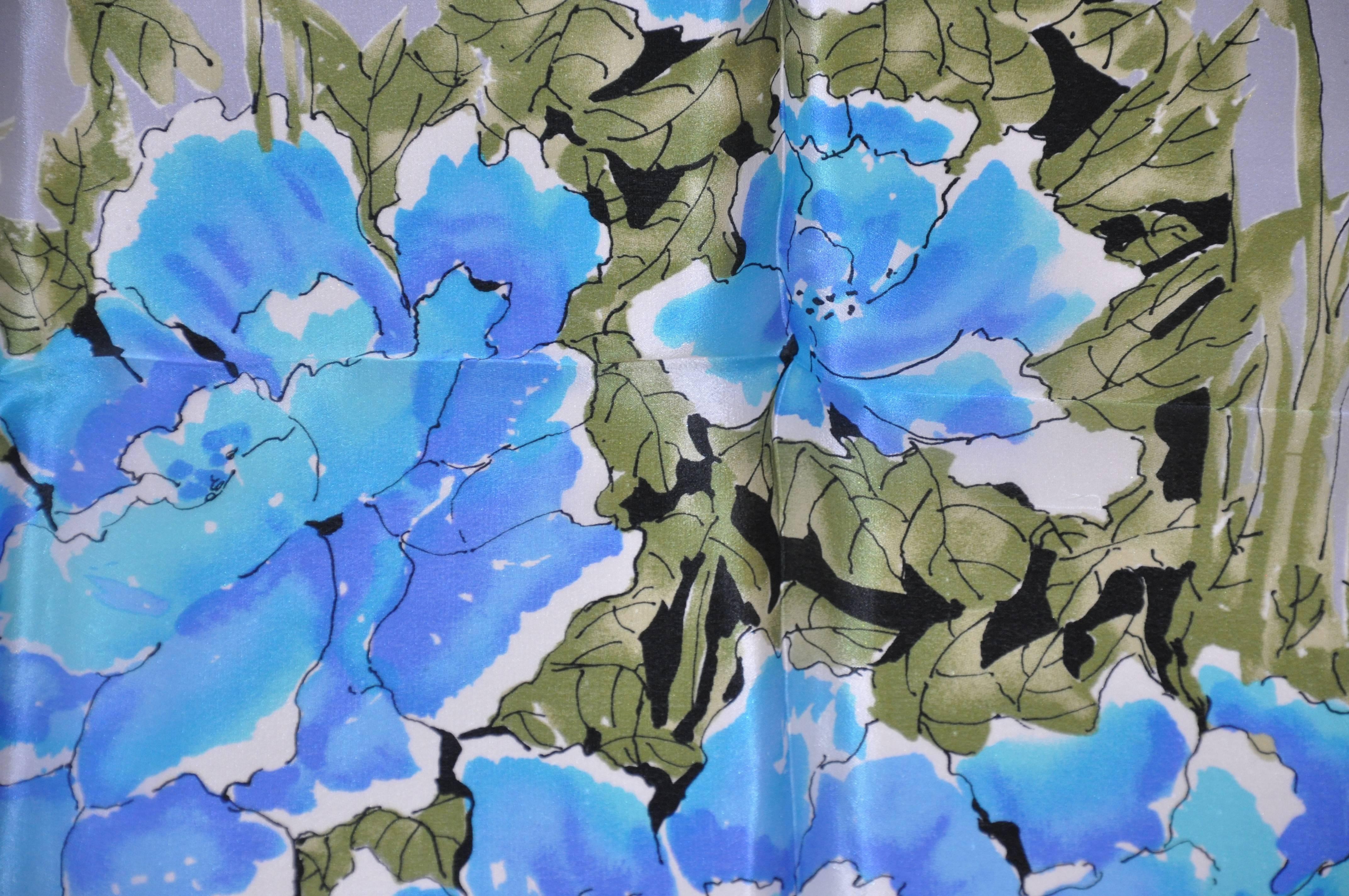 Écharpe en soie Vera « Shades of Blues Floral » (Les nuances de bleu) Bon état - En vente à New York, NY